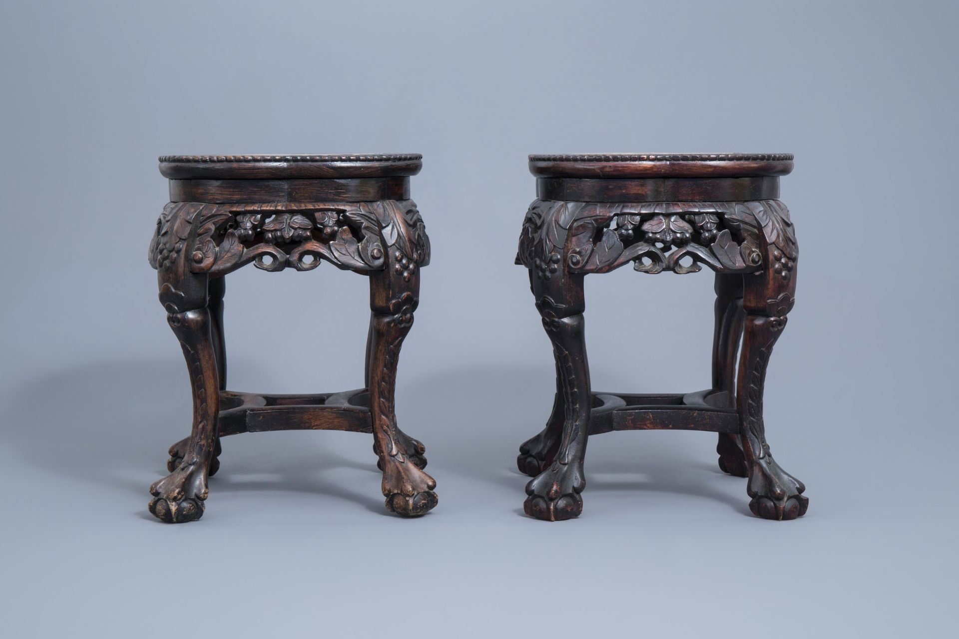 A pair of Chinese carved wooden stands with marble top, 19th/20th C. - Image 4 of 7