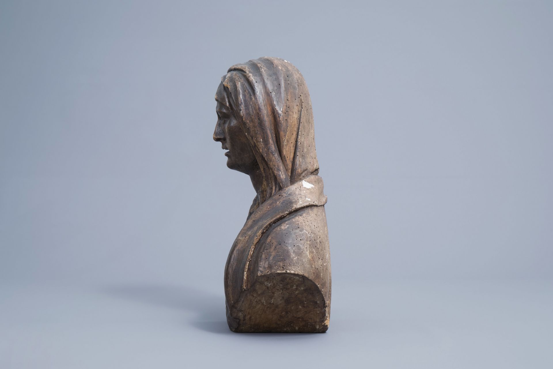 A patinated carved wooden bust of the Mother of Sorrows, Italy or France, 18th C. - Image 5 of 7