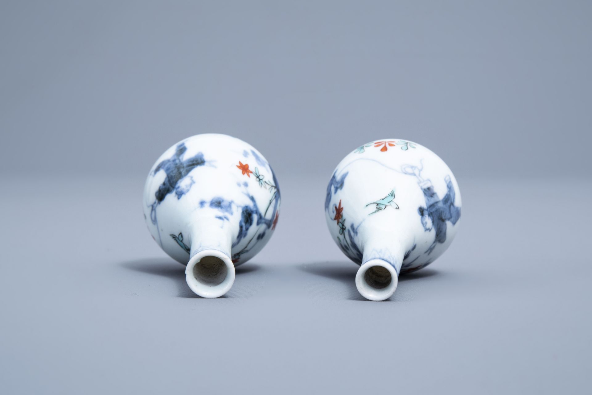 A pair of Japanese Kakiemon doll's house miniature vases with a playing child, Edo, 17th/18th C. - Image 6 of 6