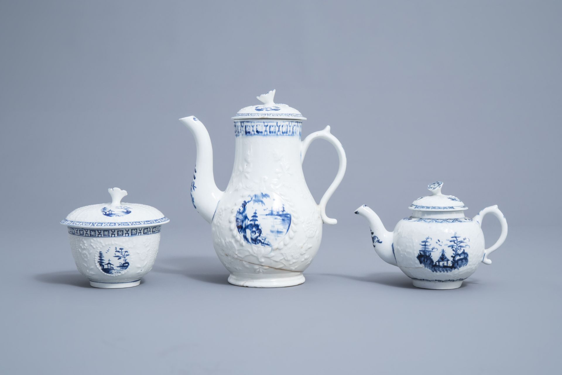 An English 22-piece blue and white Lowestoft creamware 'Hughes' coffee and tea service, 18th C. - Image 28 of 38