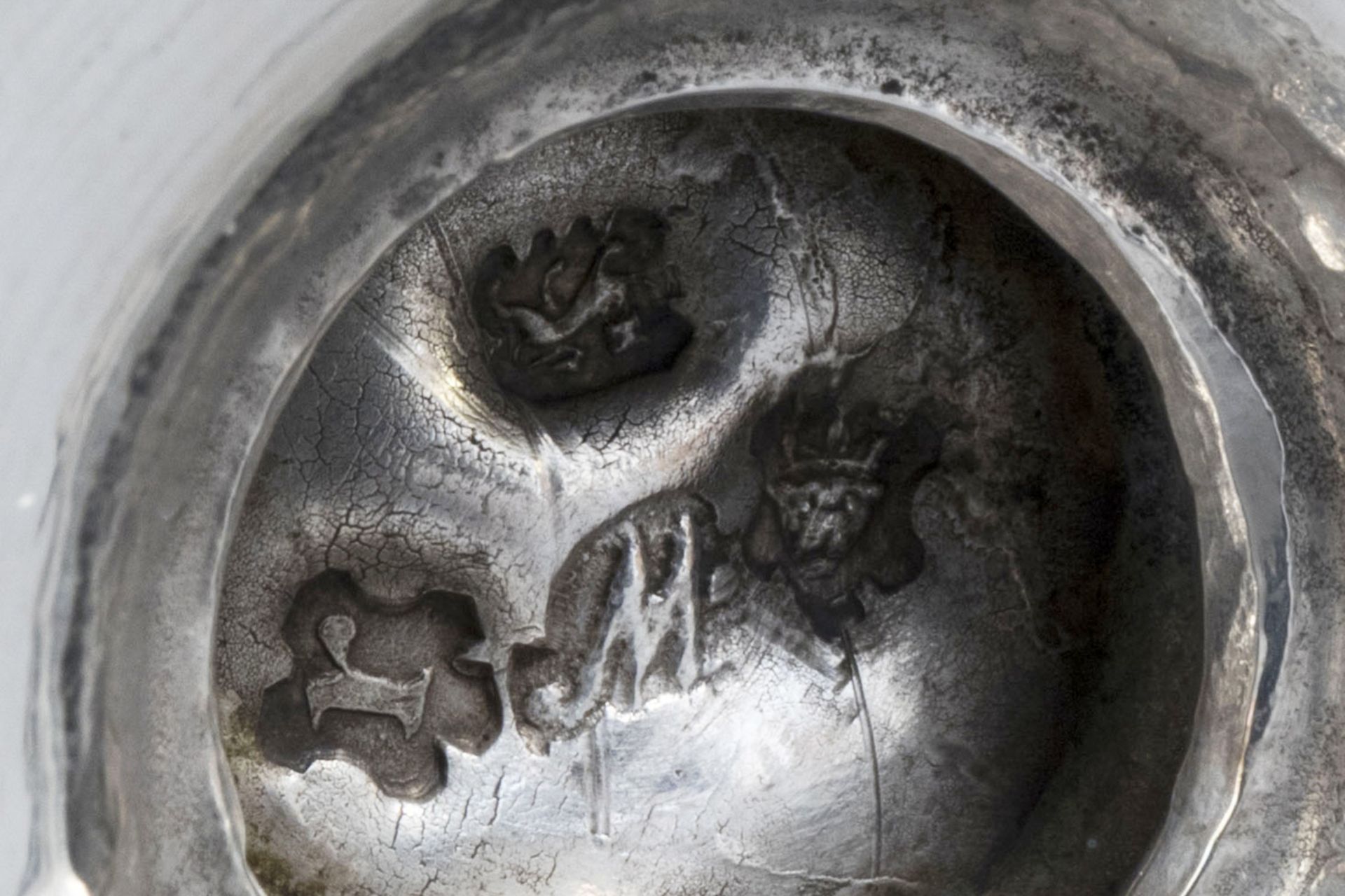 An English silver caster, a bowl on foot and a platter, various marks, 18th/19th C. - Image 12 of 16