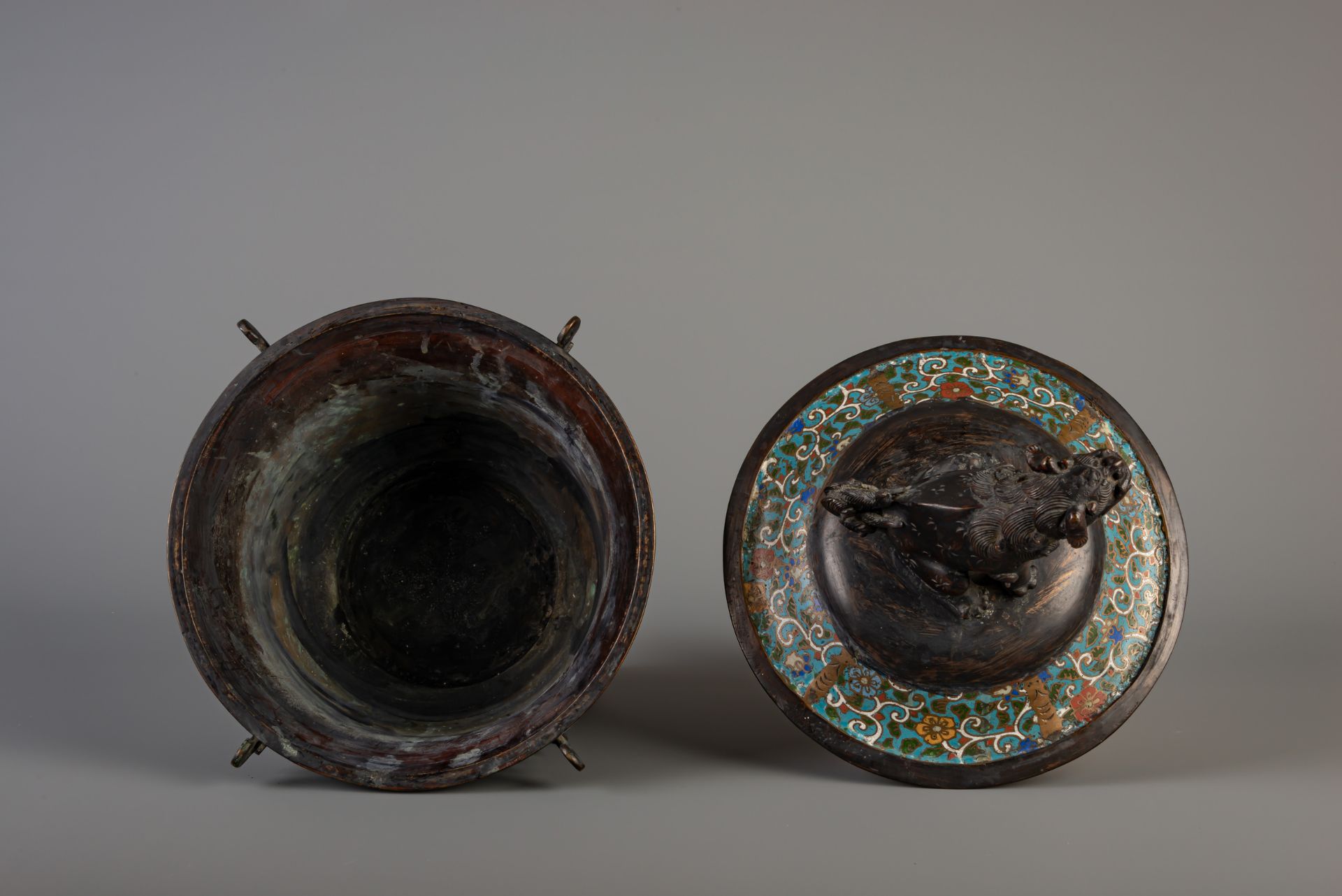 A Japanese vase, a censer and a jardiniere in champleve and cloisonne, Meiji, 19th/20th C. - Image 12 of 20