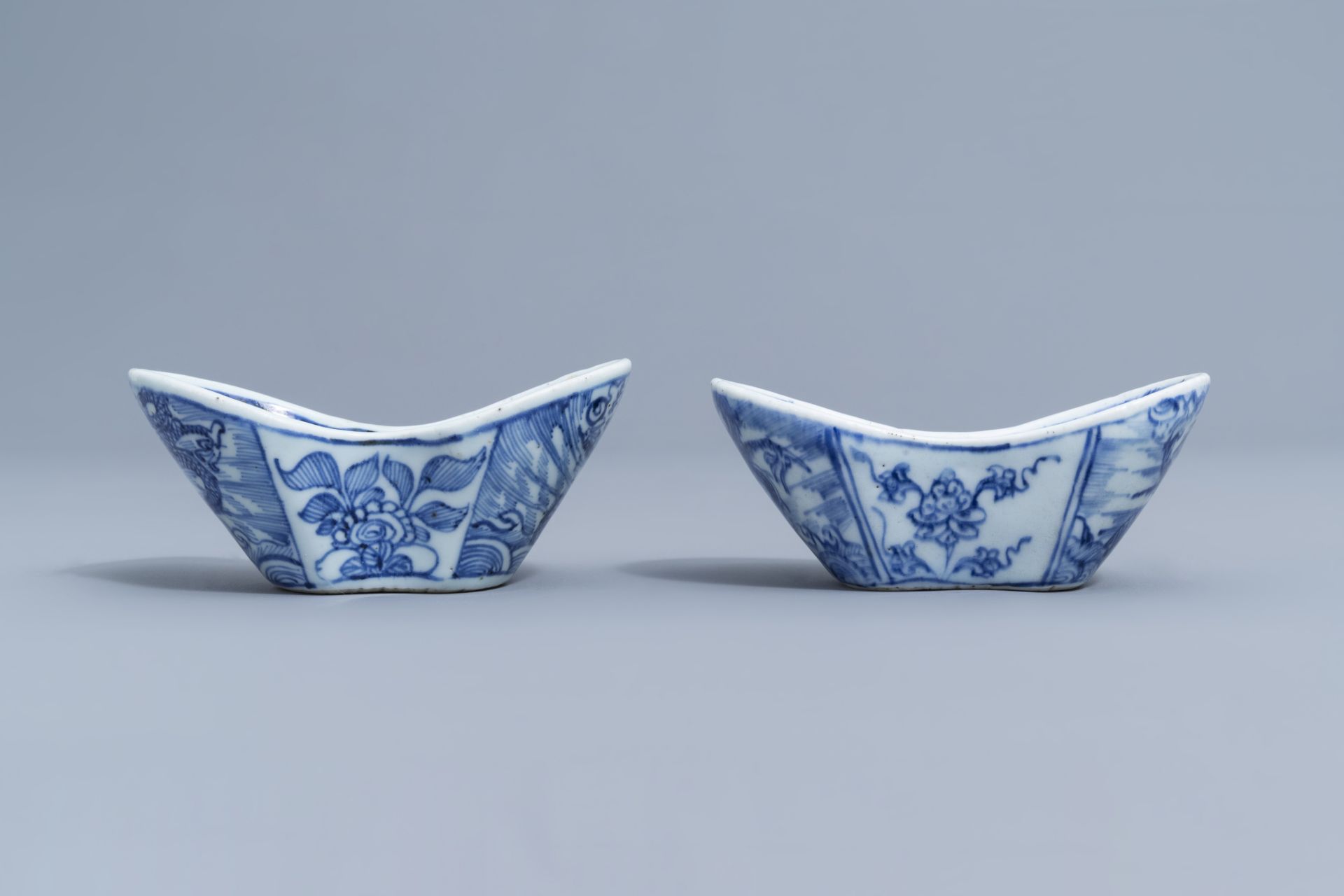 A pair of Chinese blue and white ingot shaped bowls, 18th/19th C. - Image 10 of 20