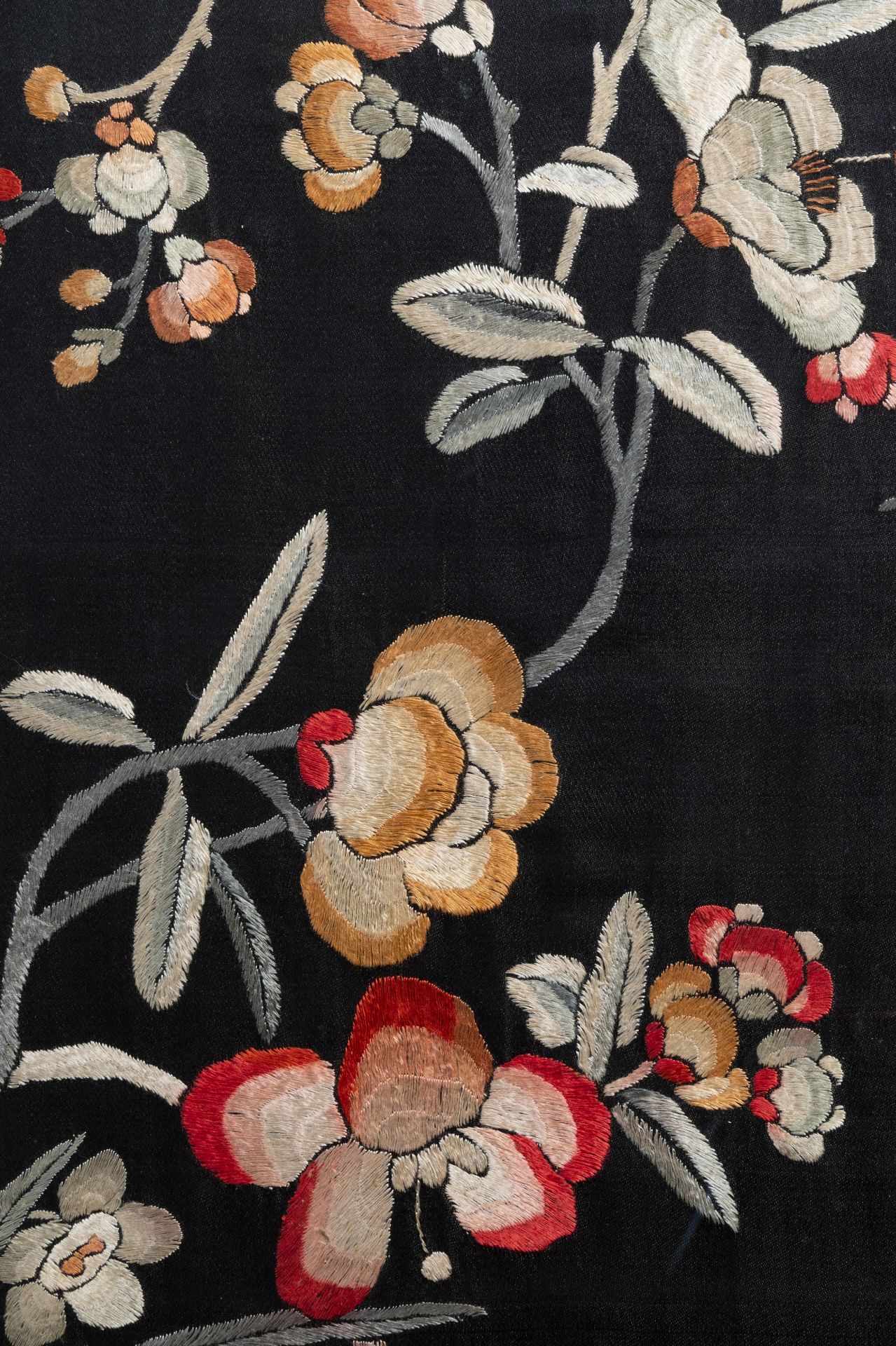 Two Chinese embroidered silk panels with floral designs, 19th/20th C. - Image 7 of 7