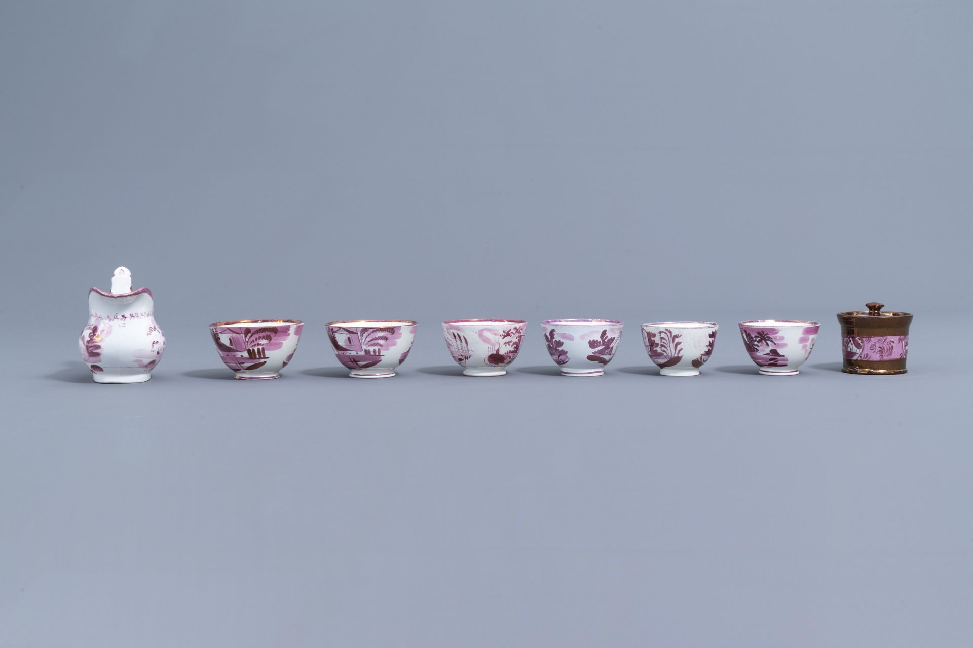 A varied collection of English pink lustreware items with a cottage in a landscape, 19th C. - Bild 29 aus 50