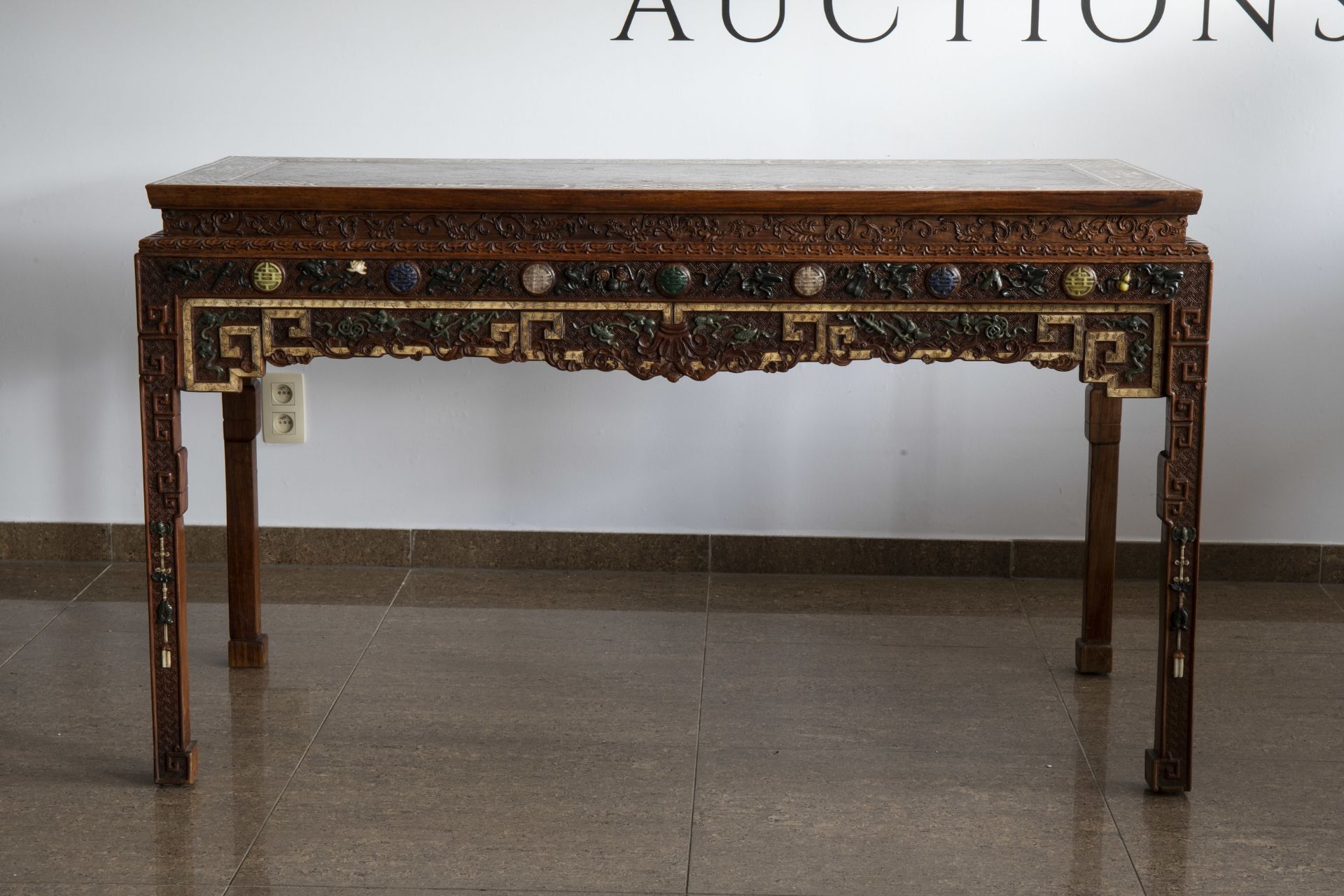 A Chinese bone and hardstone inlaid rectangular wooden table, 20th C. - Image 5 of 7