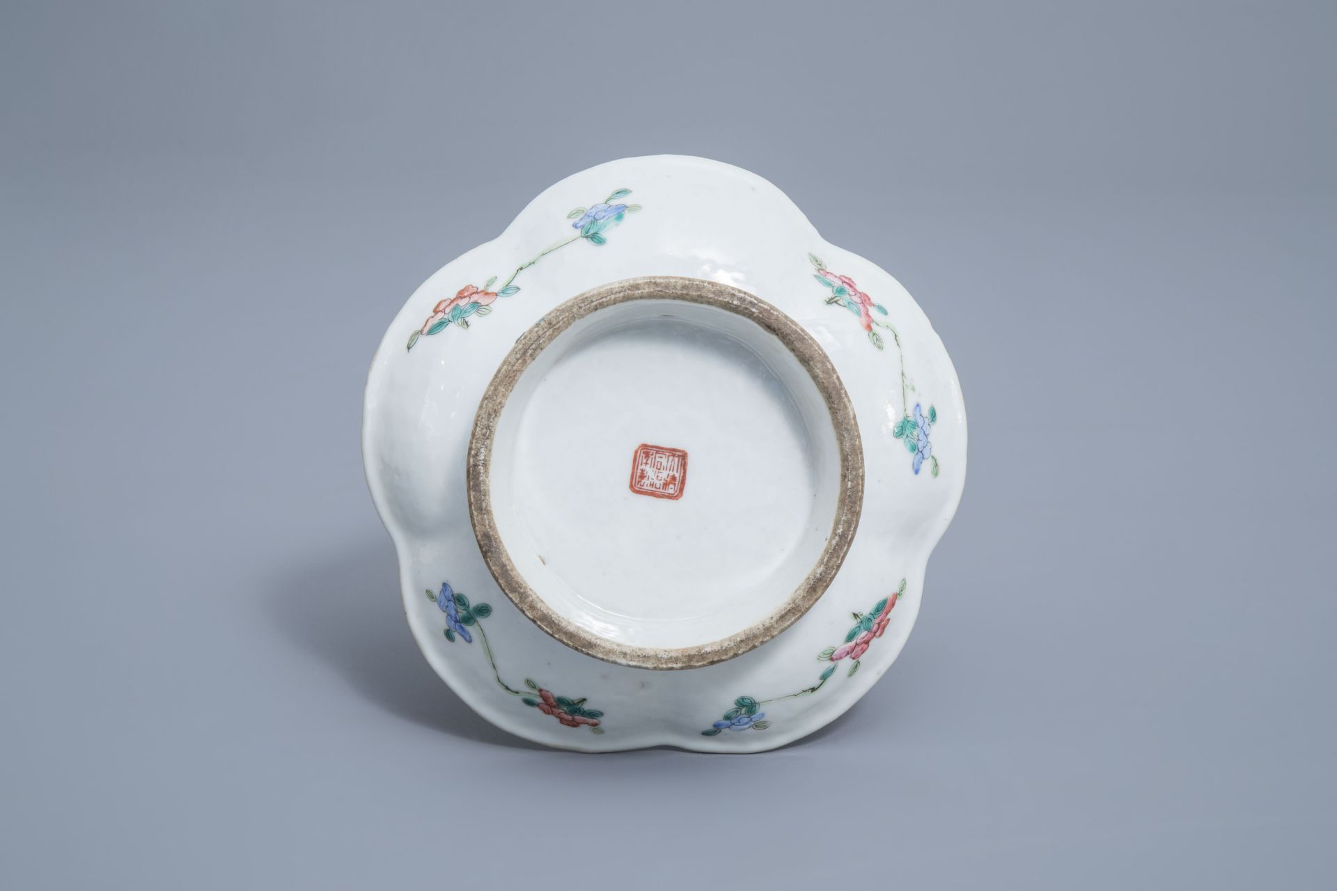 A varied collection of Chinse Canton and famille rose porcelain, 19th C. - Image 7 of 19