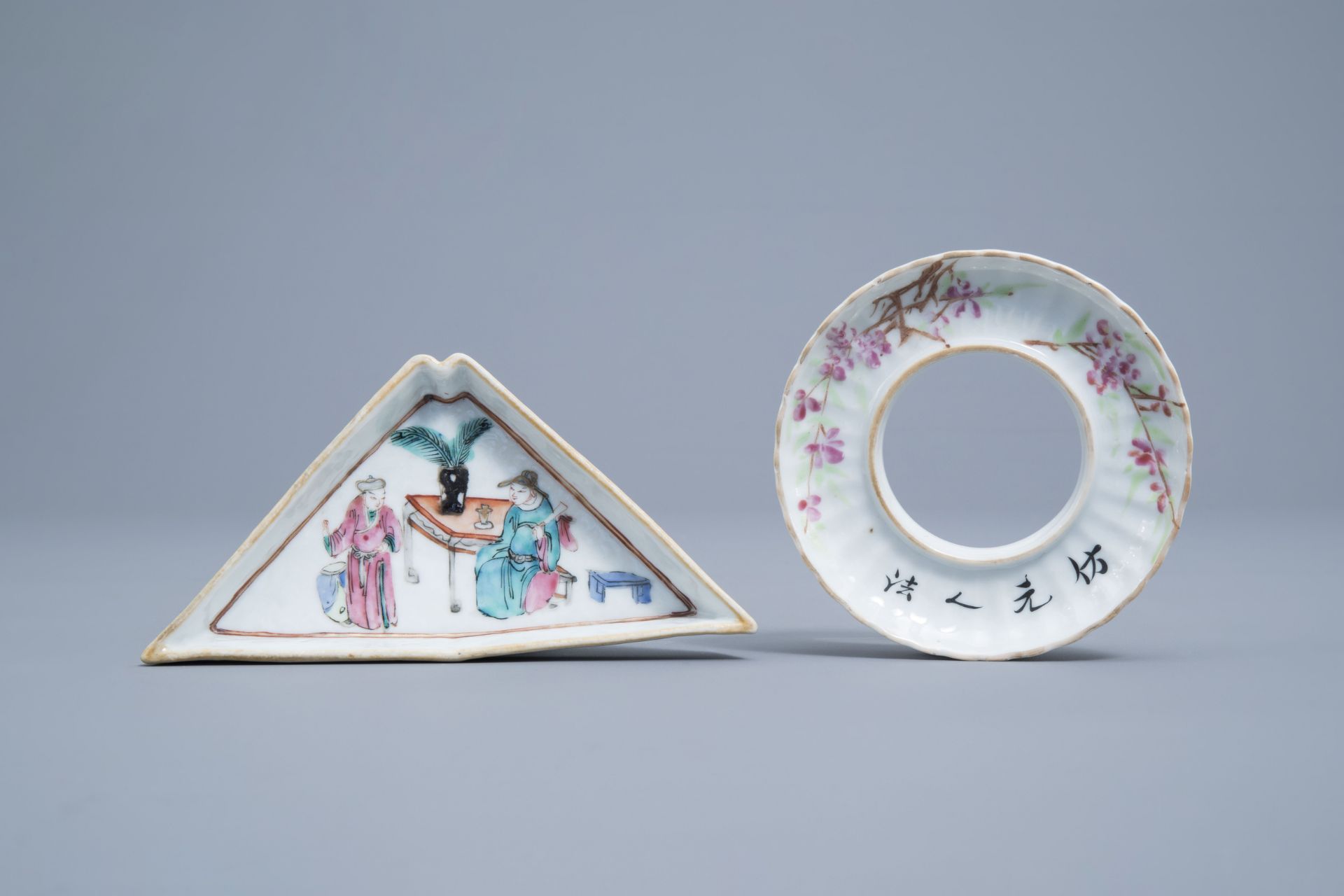 A Chinese five-piece famille rose tea service, 19th/20th C. - Image 15 of 16