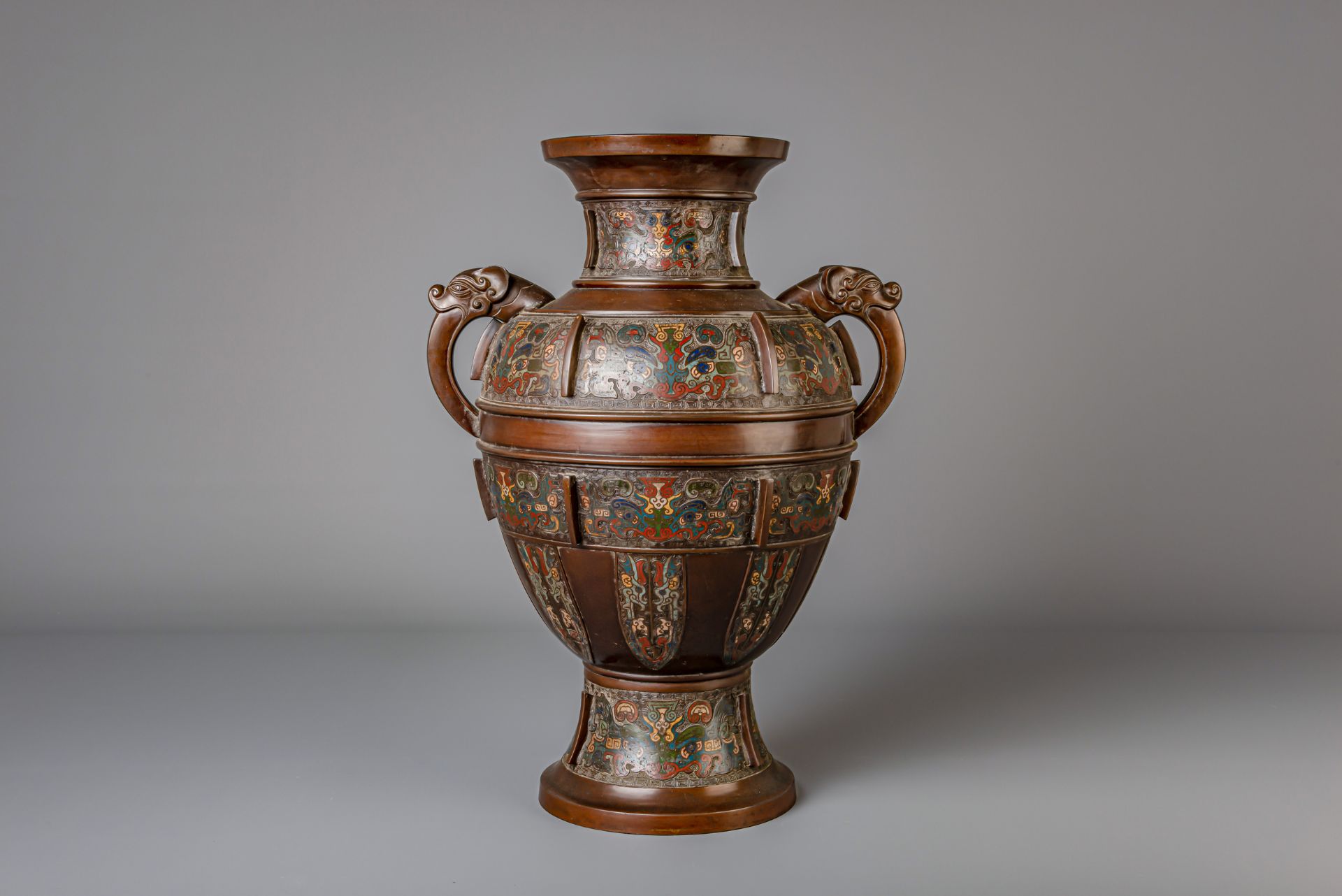 A Japanese vase, a censer and a jardiniere in champleve and cloisonne, Meiji, 19th/20th C. - Image 2 of 20