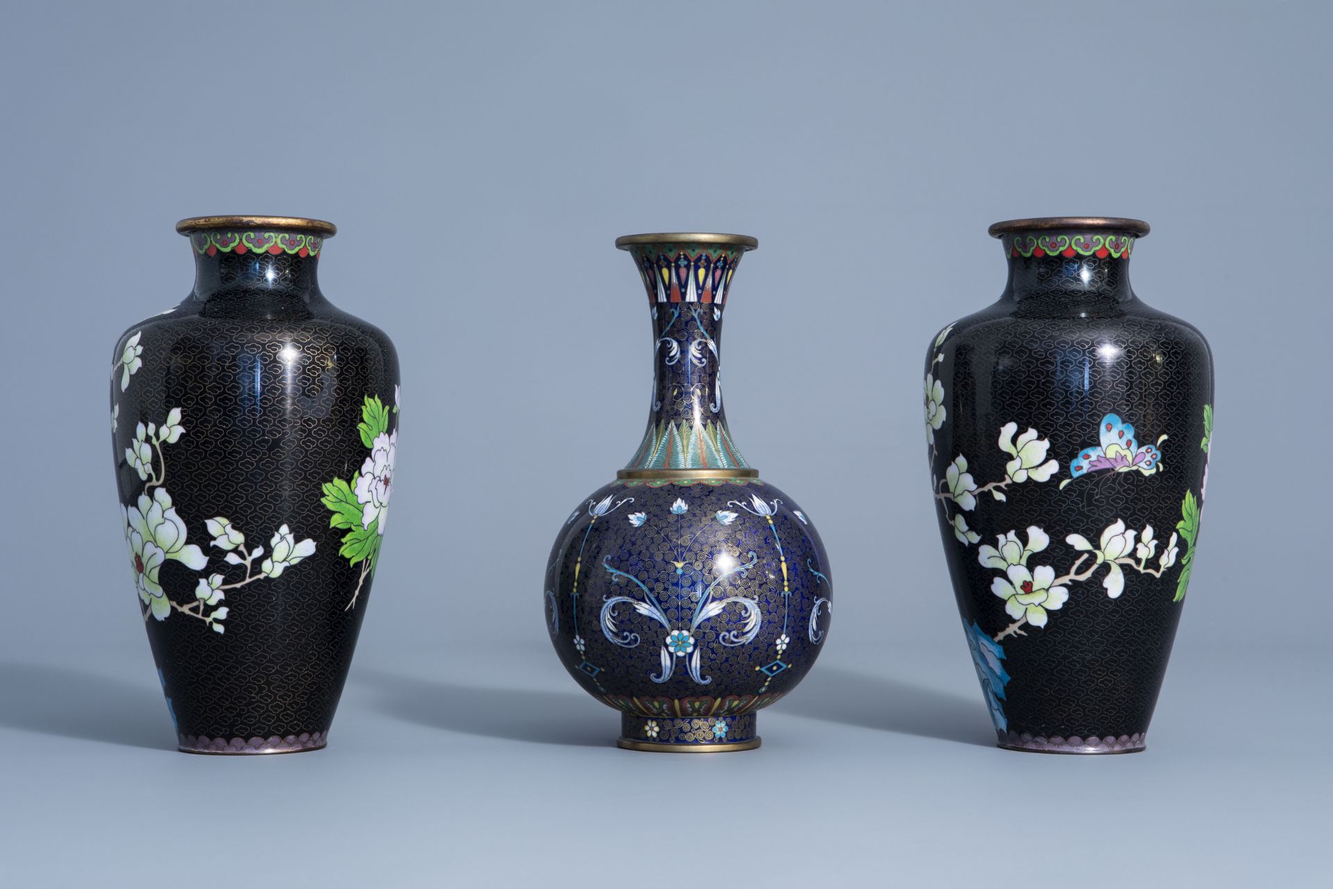 A pair of Chinese cloisonne vases with floral design and a bottle vase, 19/20th C. - Image 5 of 7