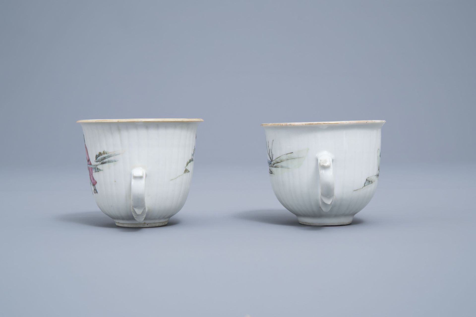 A Chinese five-piece famille rose tea service, 19th/20th C. - Image 3 of 16