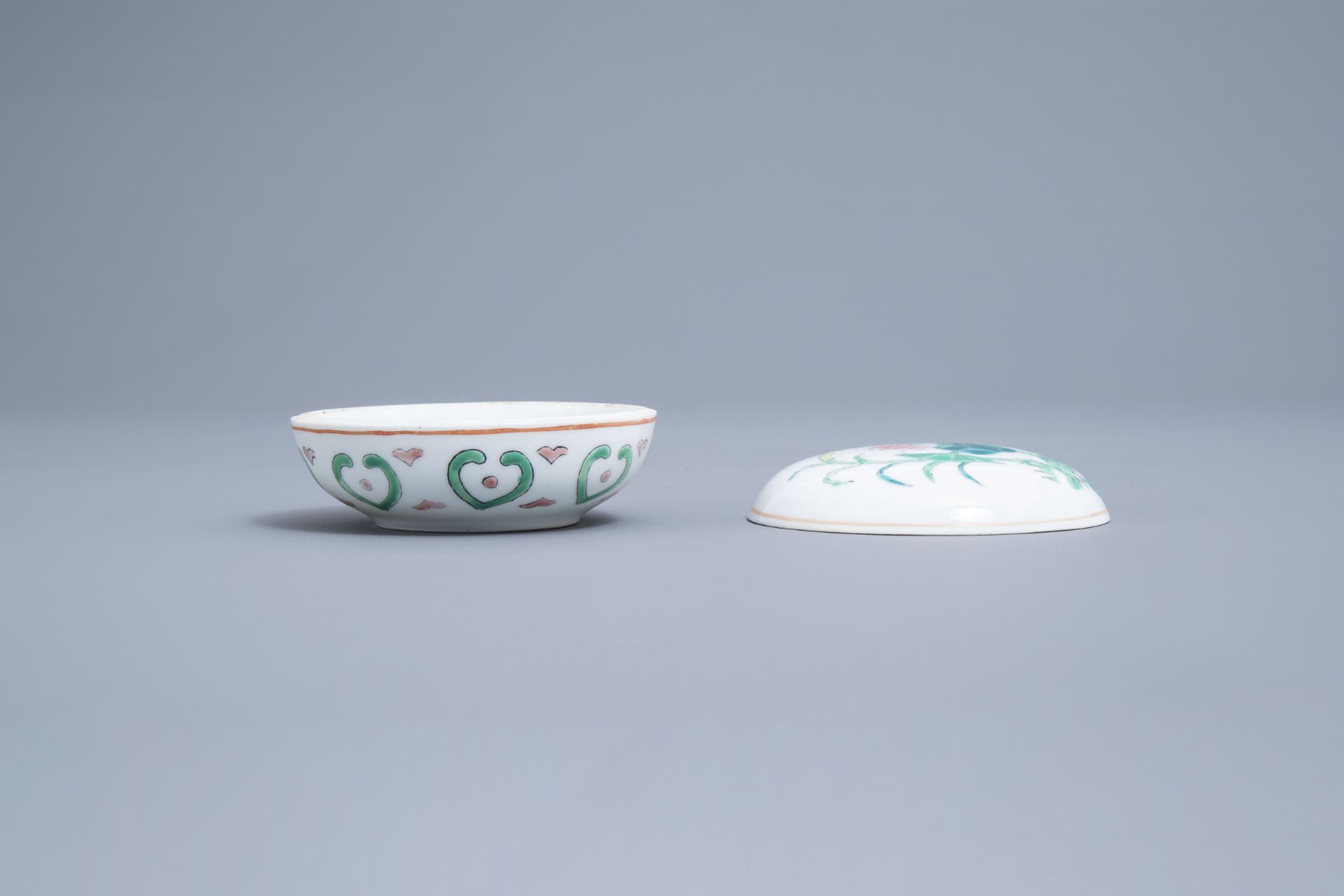 A varied collection of Chinese blue, white and famille rose porcelain, 18th C. and later - Image 18 of 42