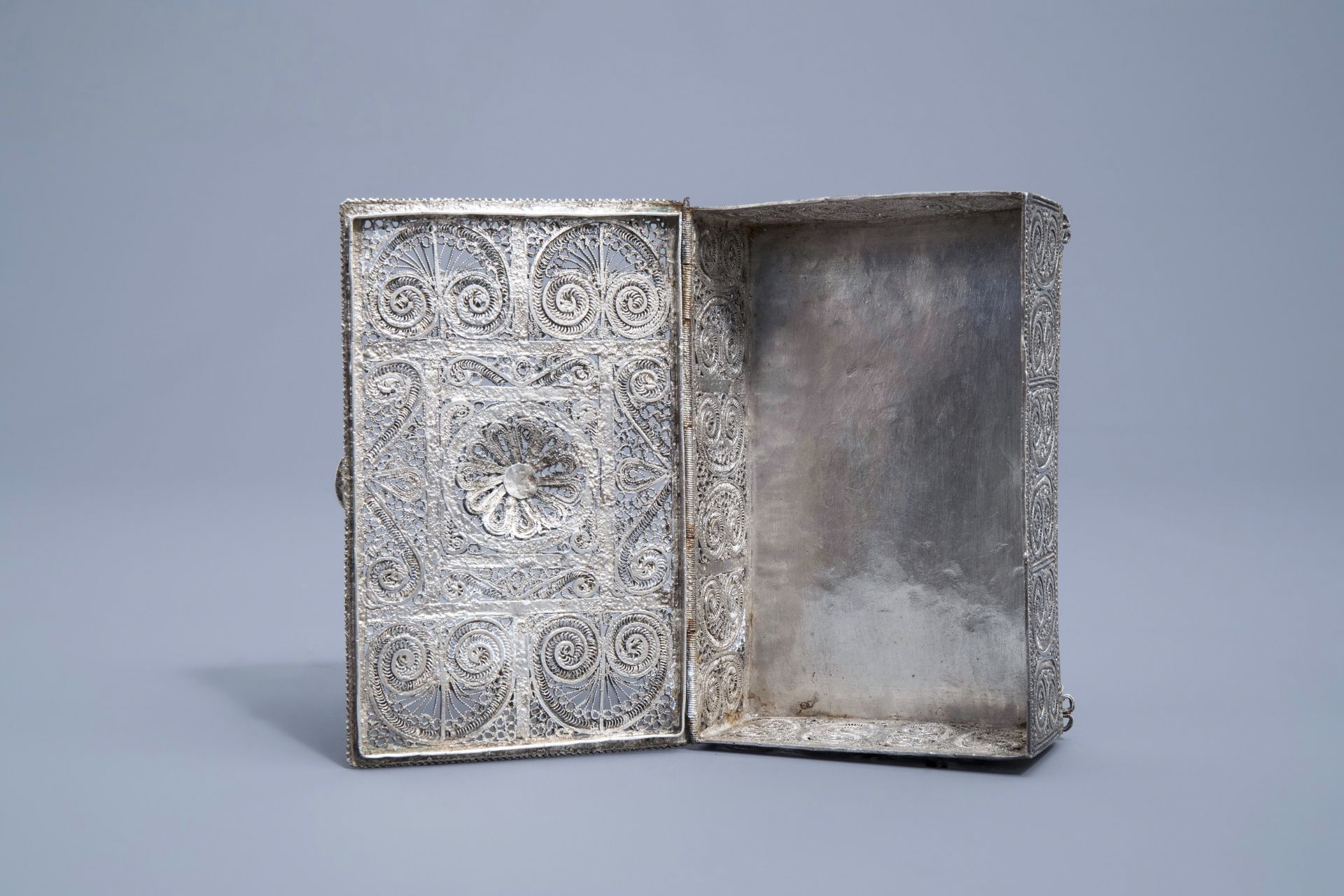 A silver filigree casket with floral design, 835/000, various marks, 19th/20th C. - Image 9 of 11