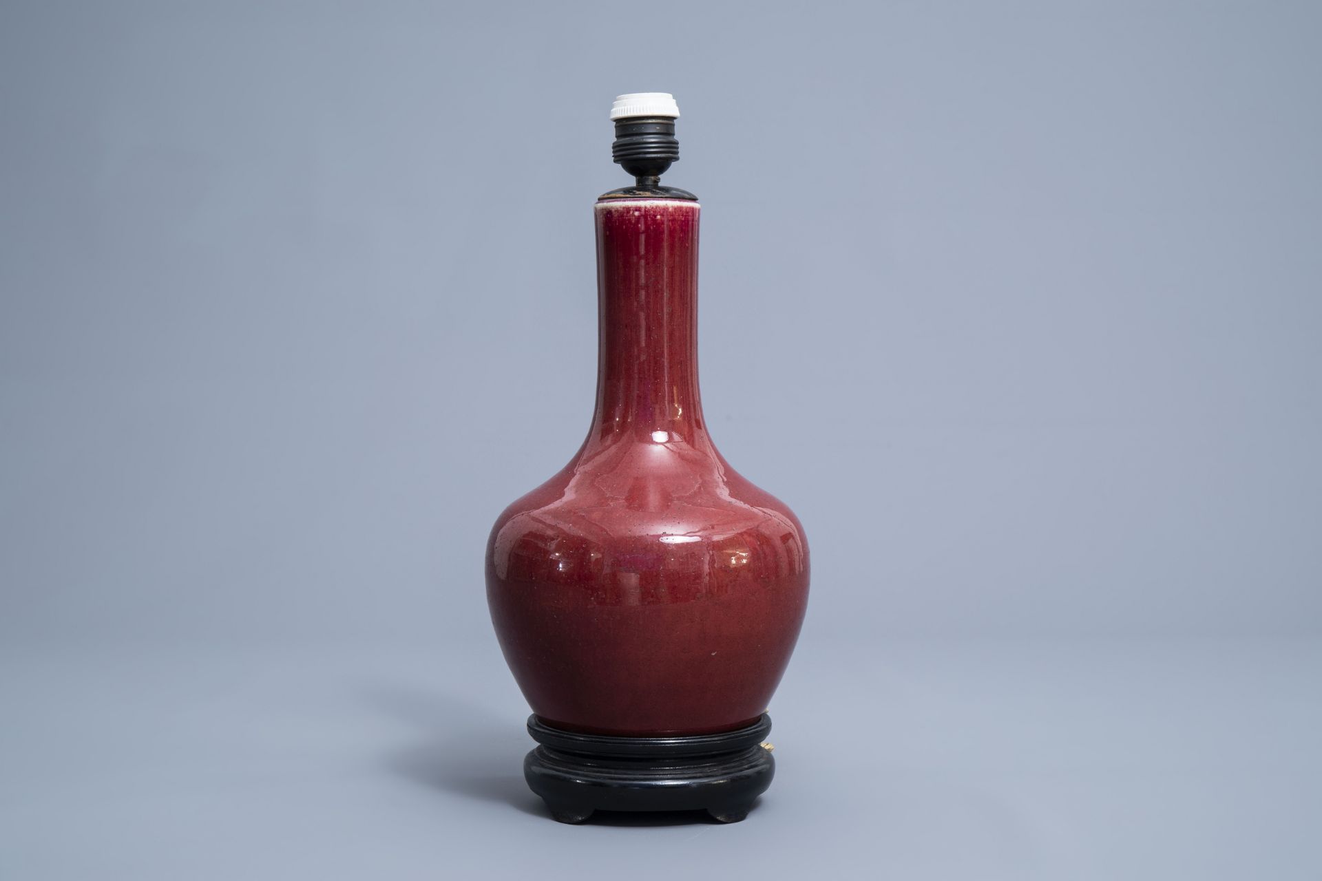 A Chinese monochrome sang de boeuf lamp-mounted bottle vase, 19th C. - Image 4 of 7