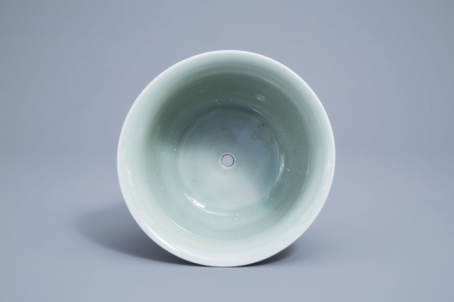 A varied collection of Chinese monochrome porcelain, 19th/20th C. - Bild 12 aus 22