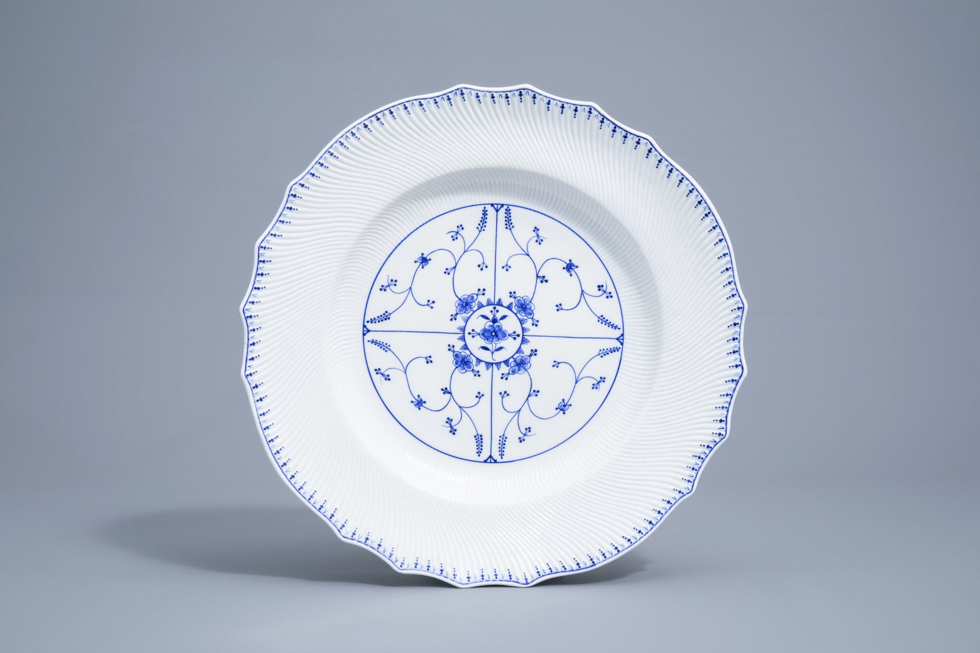 A large blue and white Tournai porcelain lobed charger with floral design, 19th C. - Bild 2 aus 6