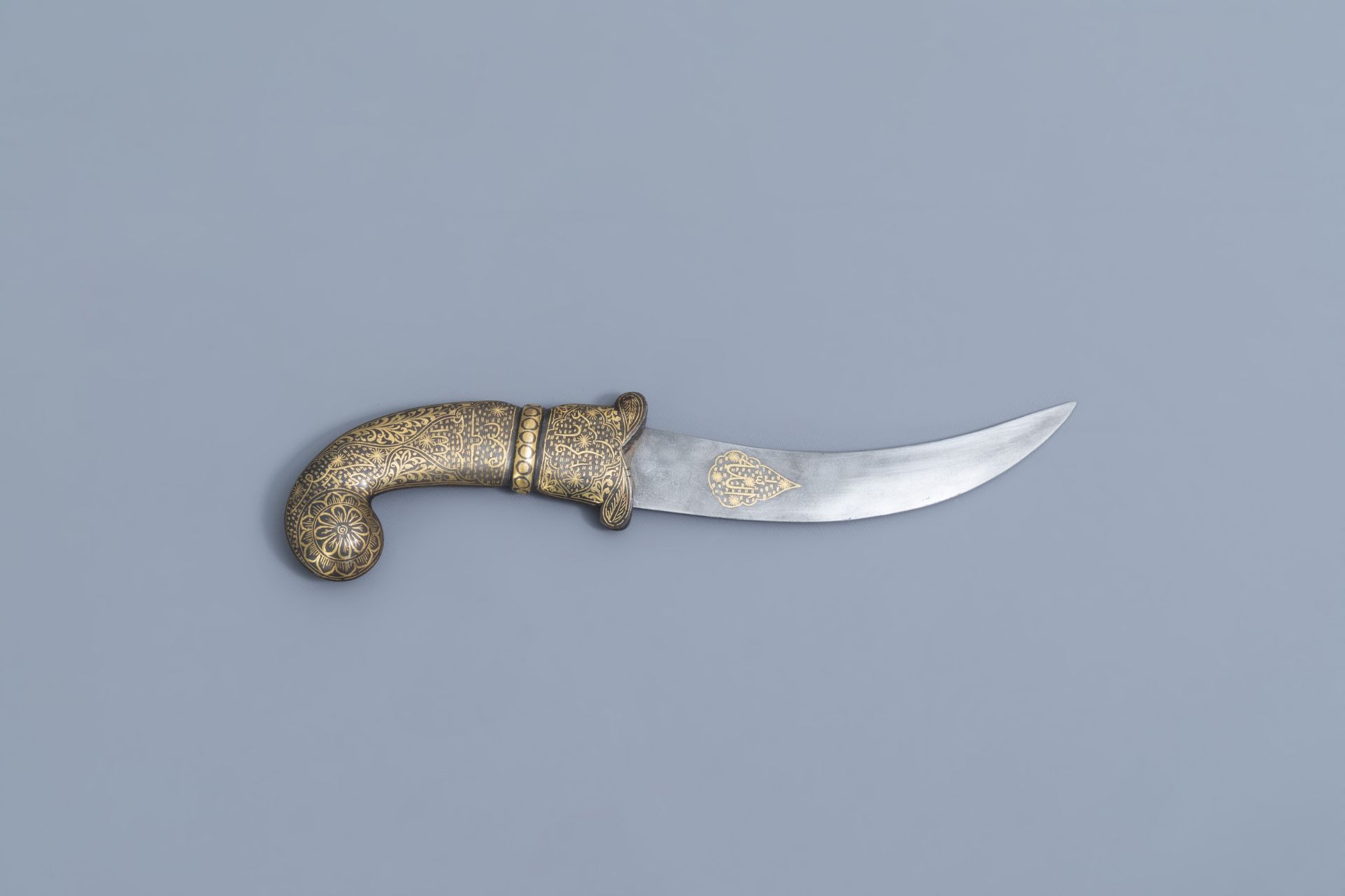 An Islamic inscribed 'jambiya' dagger with matching scabbard, Middle East, 20th C. - Image 4 of 8