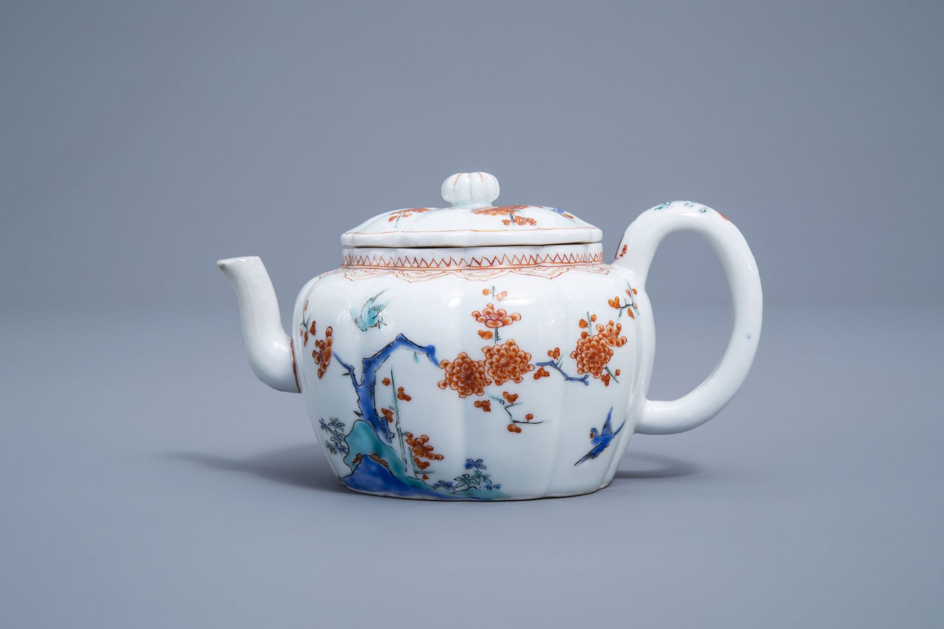 A lobed Japanese Kakiemon teapot and cover, Edo, 18th C. - Image 5 of 8
