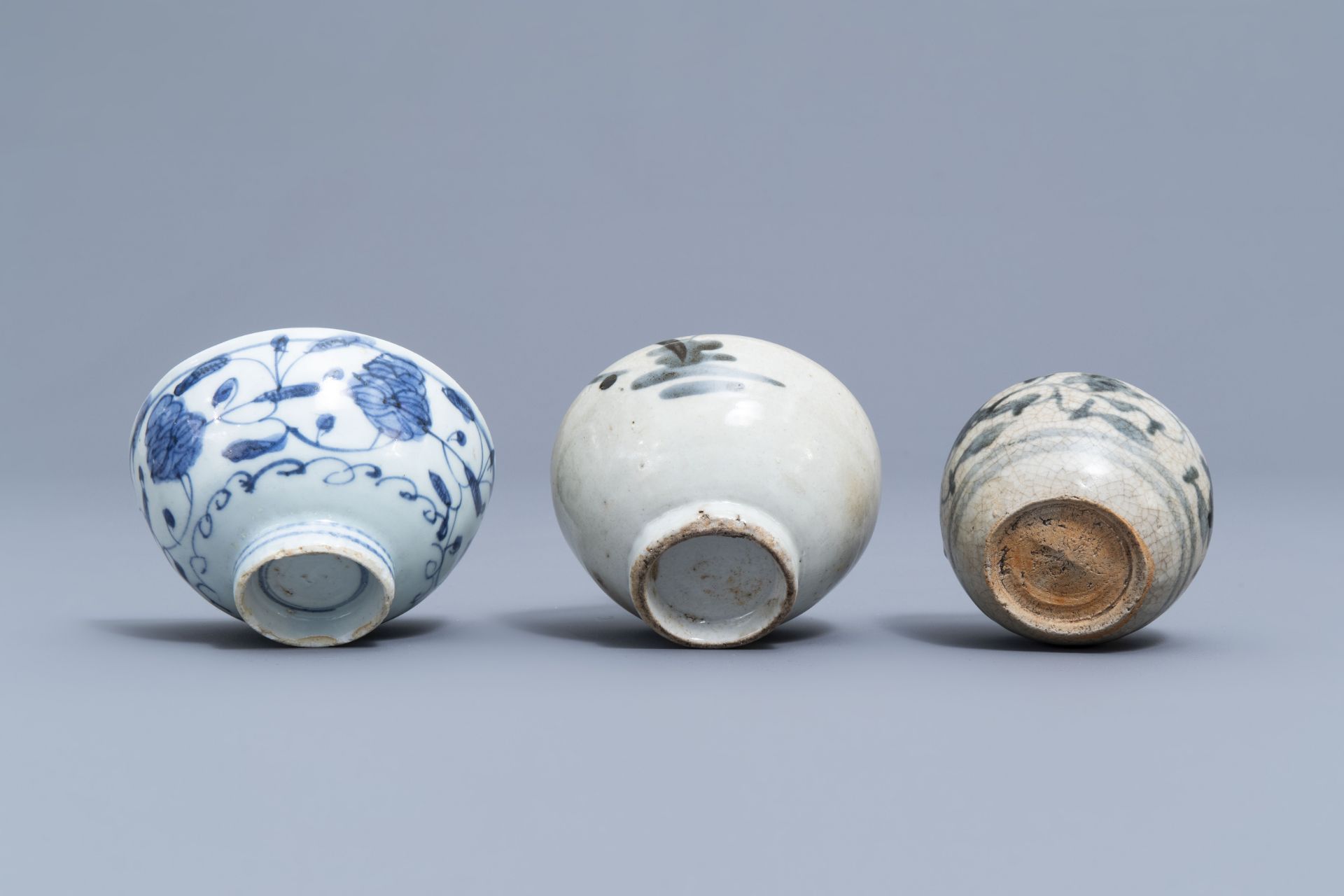 A varied collection of Chinese blue, white and celadon porcelain, Ming and later - Image 25 of 38