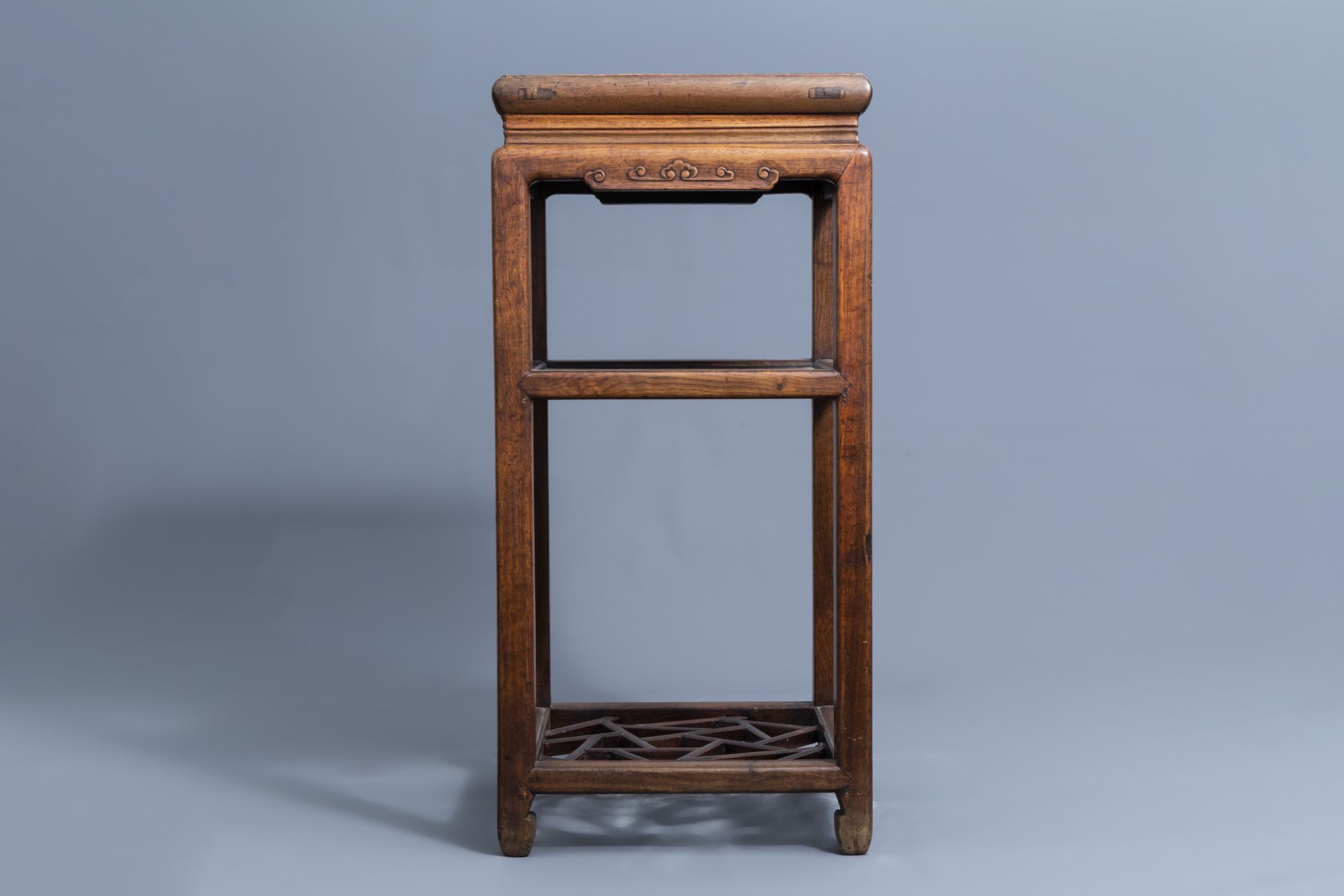 A Chinese wooden stand, 19th/20th C. - Image 5 of 7