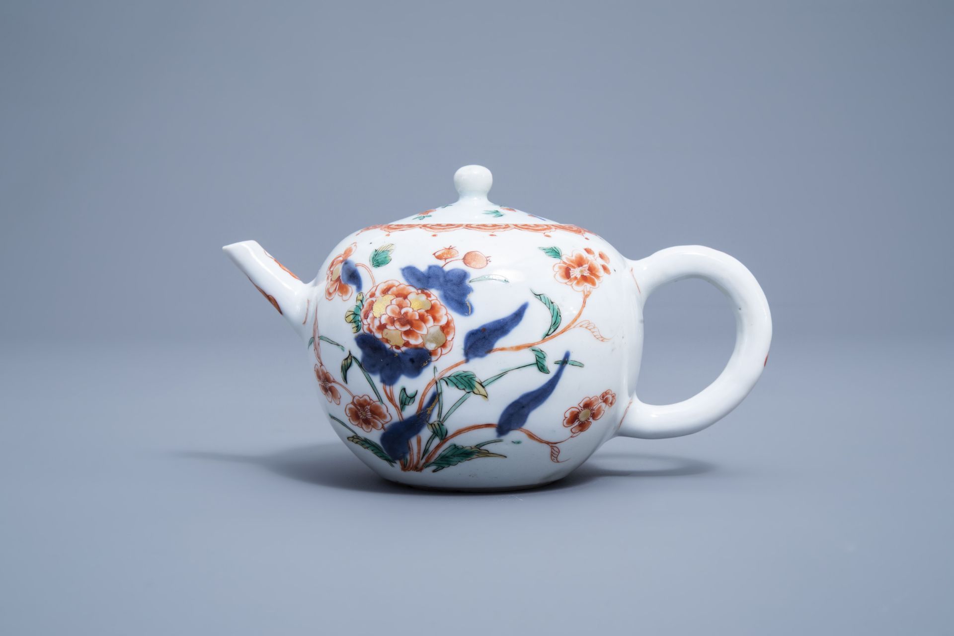 A Chinese verte-Imari teaopot and cover with floral design, Kangxi - Image 10 of 16