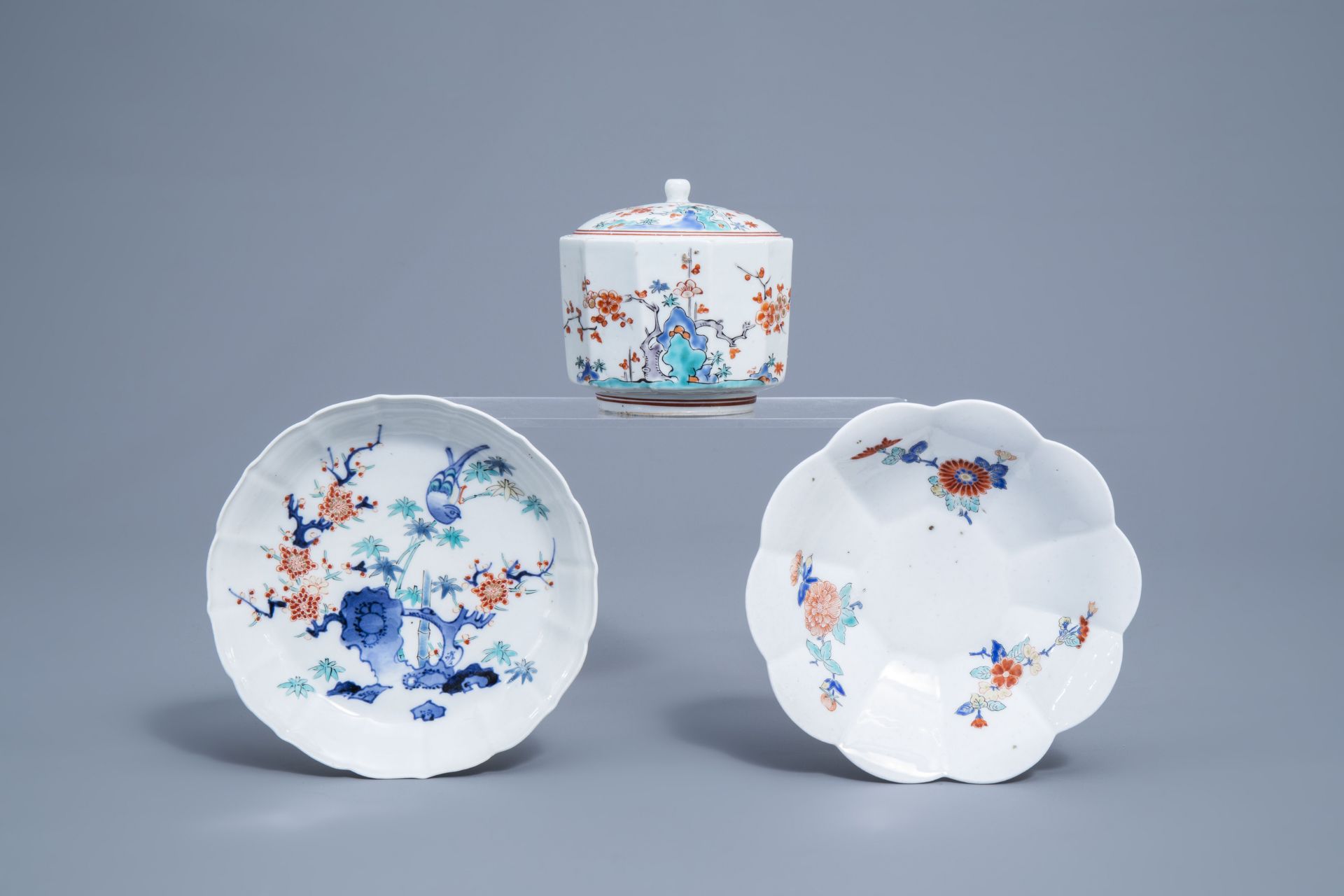 A Japanese Kakiemon box and cover and two lobed dishes with floral design, Edo/Meiji, 18th/19th C. - Image 2 of 12