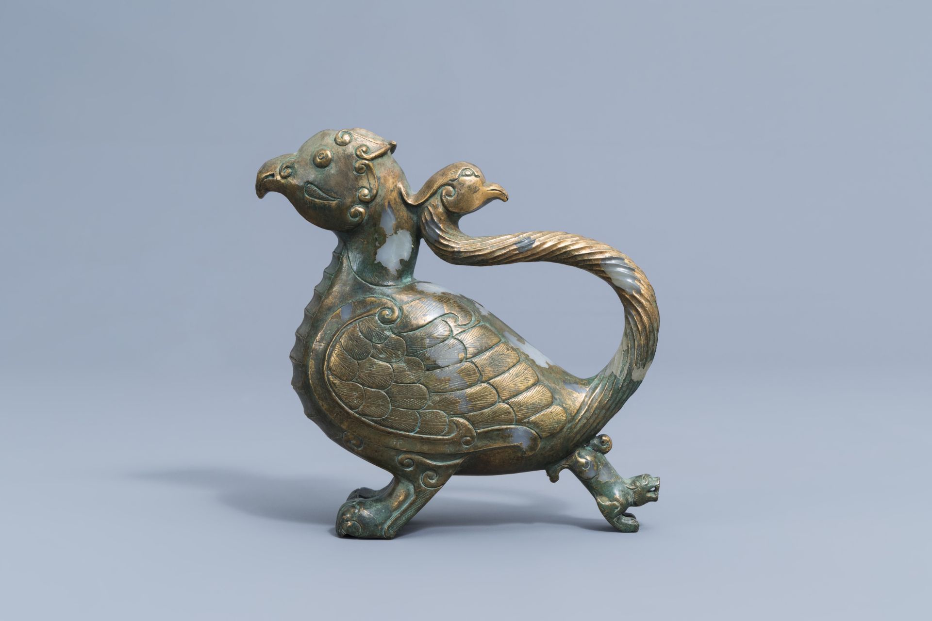 A Chinese partly gilt jade or hardstone bird, 19th/20th C. - Image 2 of 4