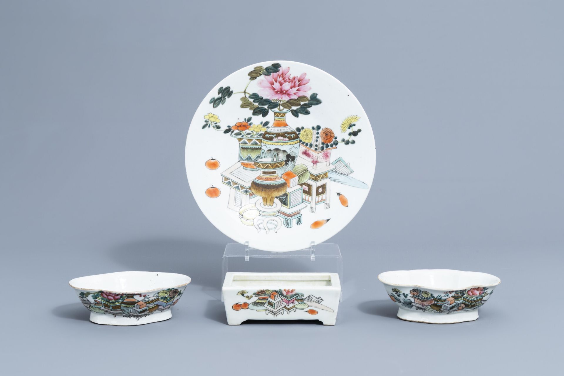 A Chinese qianjiang cai charger, two lobed bowls and a flower pot, 19th/20th C.