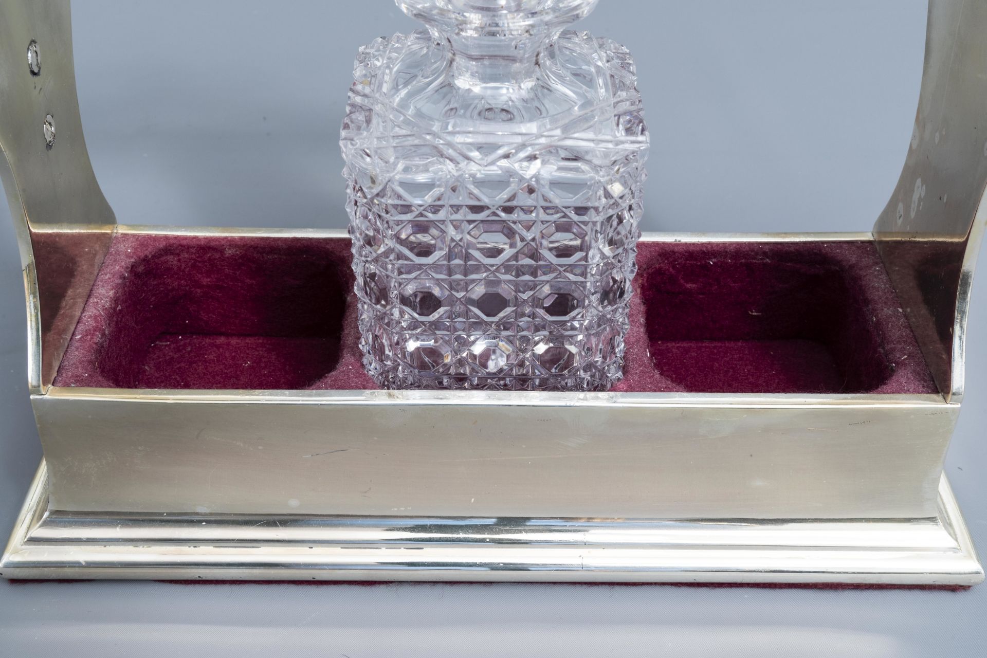 An English silver plated Betjemann's Tantalus with three cut crystal decanters, 20th C. - Image 11 of 19