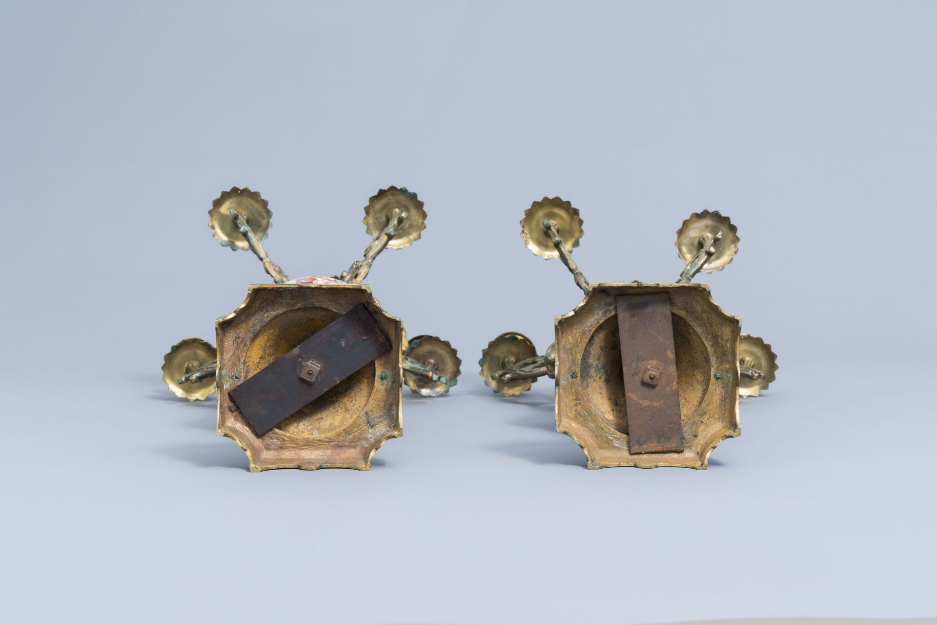 A French Historicism three-piece gilt mounted Sevres style clock garniture, 19th C. - Bild 19 aus 20