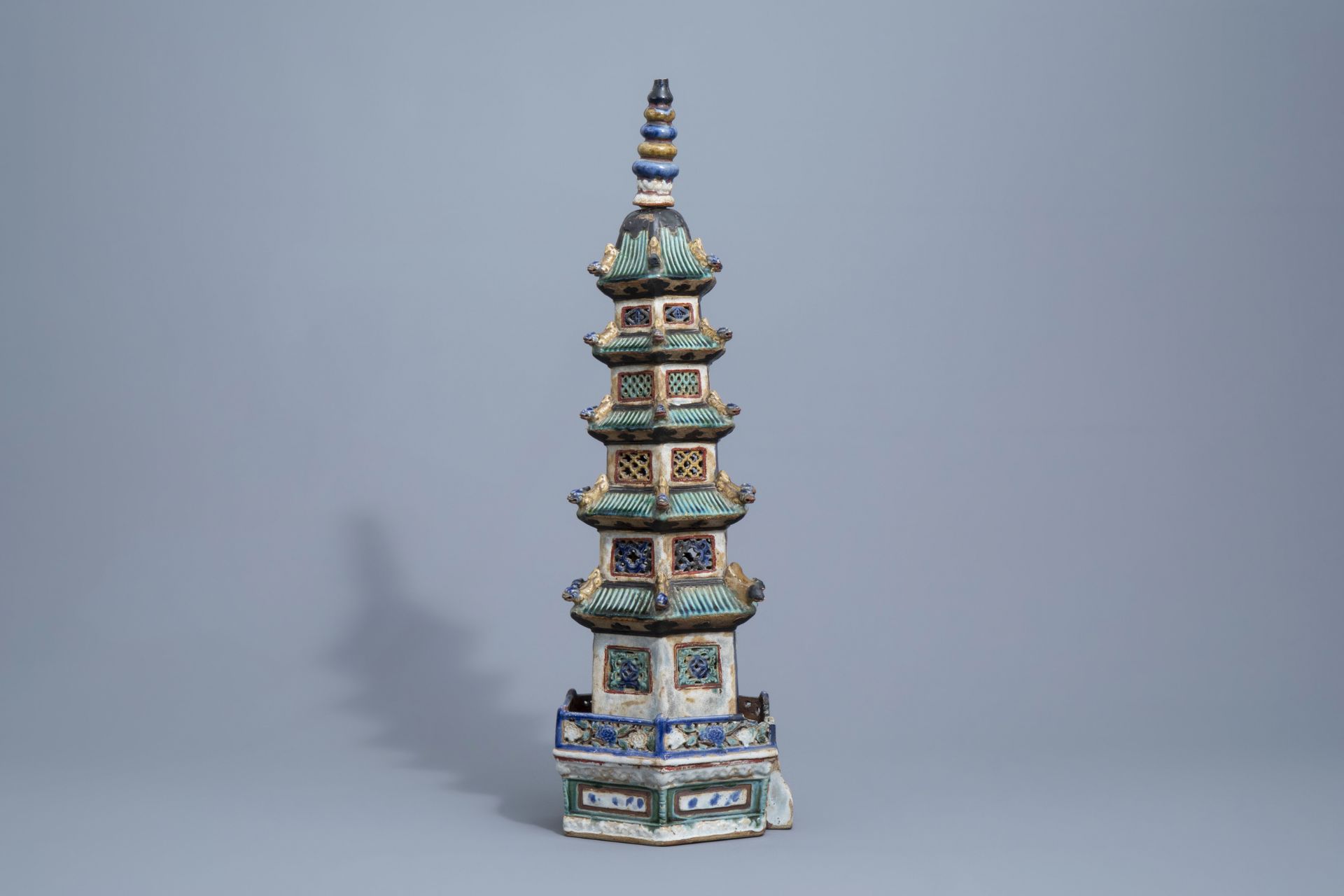 A Chinese three-piece glazed pottery pagoda, 19th C. - Image 4 of 8