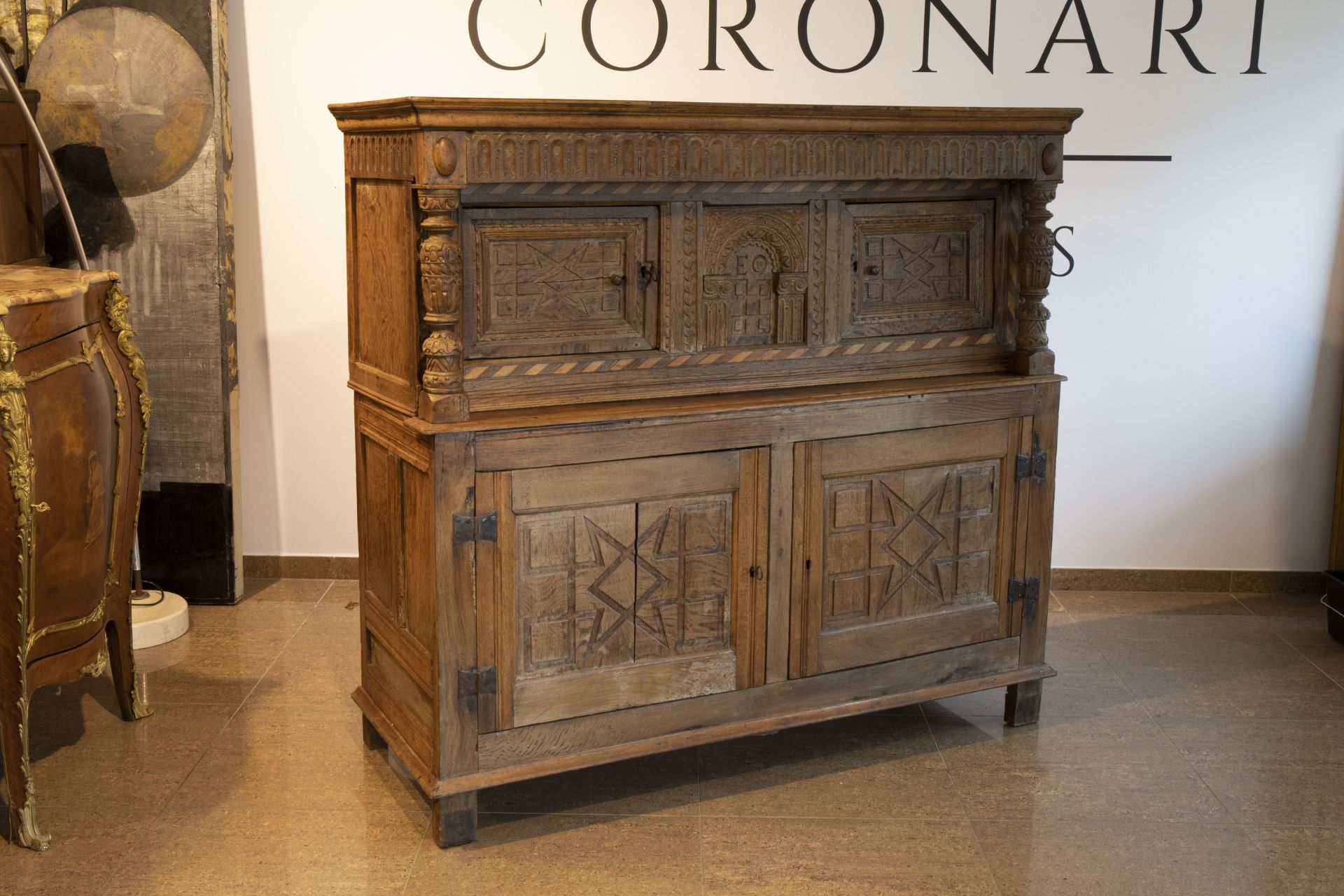 An English or Flemish wooden four-door court cupboard with geometric pattern, 17th/18th C. - Image 6 of 8