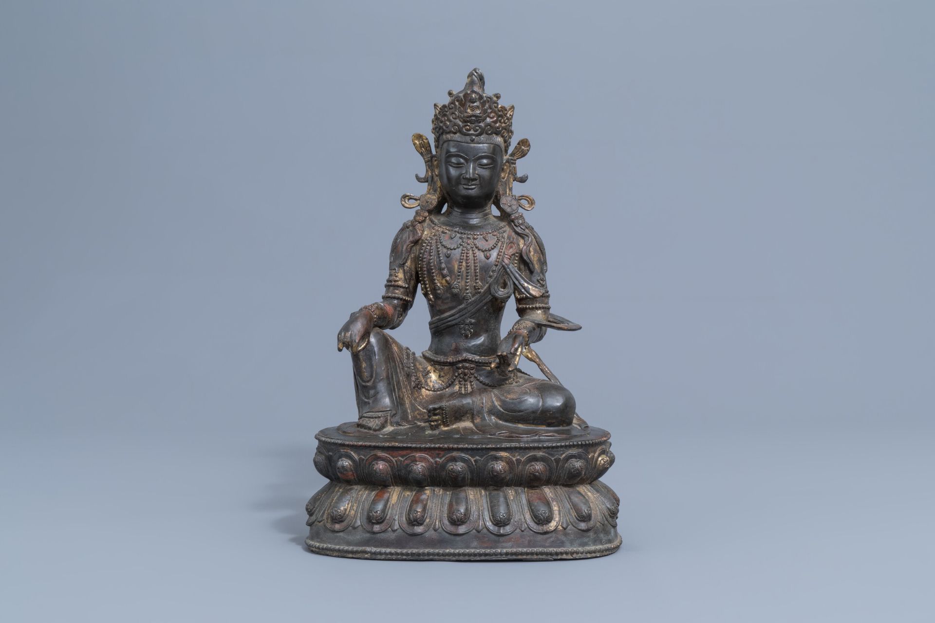 A large Chinese gilt-lacquered bronze figure of Buddha, 19th/20th C.