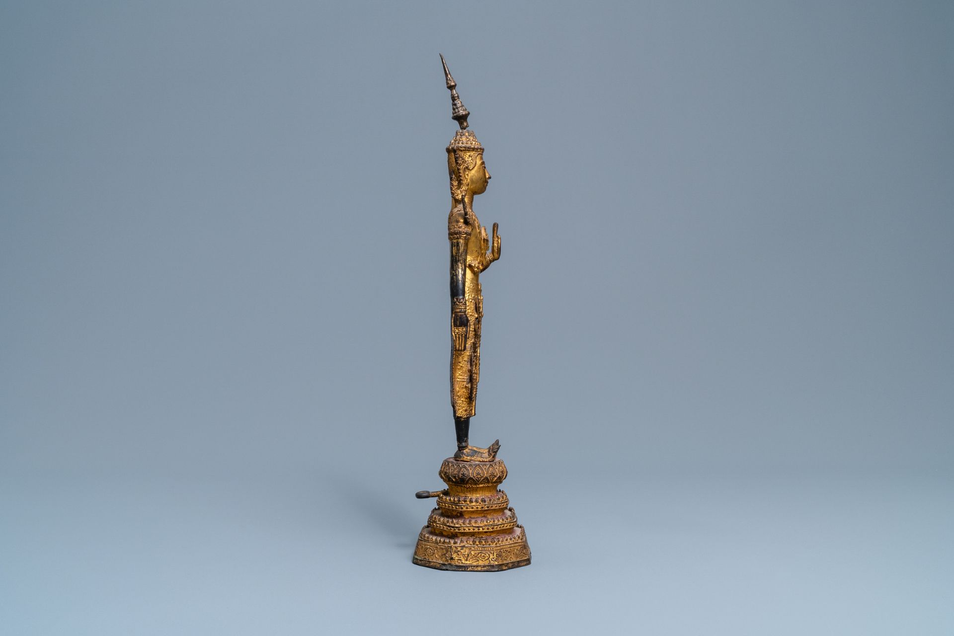 A collection of bronze figures and fragments, India, Thailand and Tibet, 19th C. and earlier - Image 6 of 20