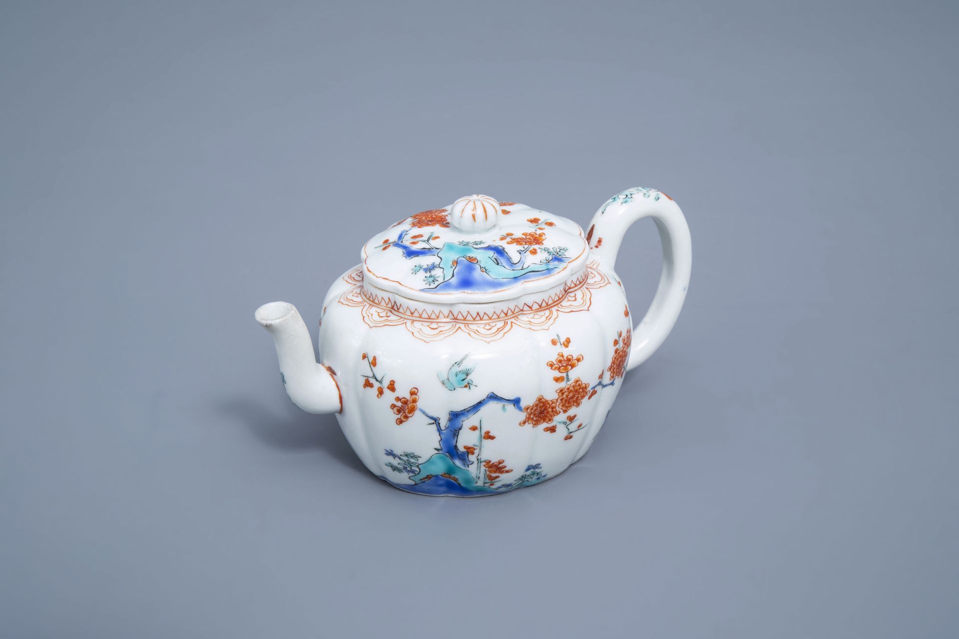 A lobed Japanese Kakiemon teapot and cover, Edo, 18th C. - Image 2 of 8