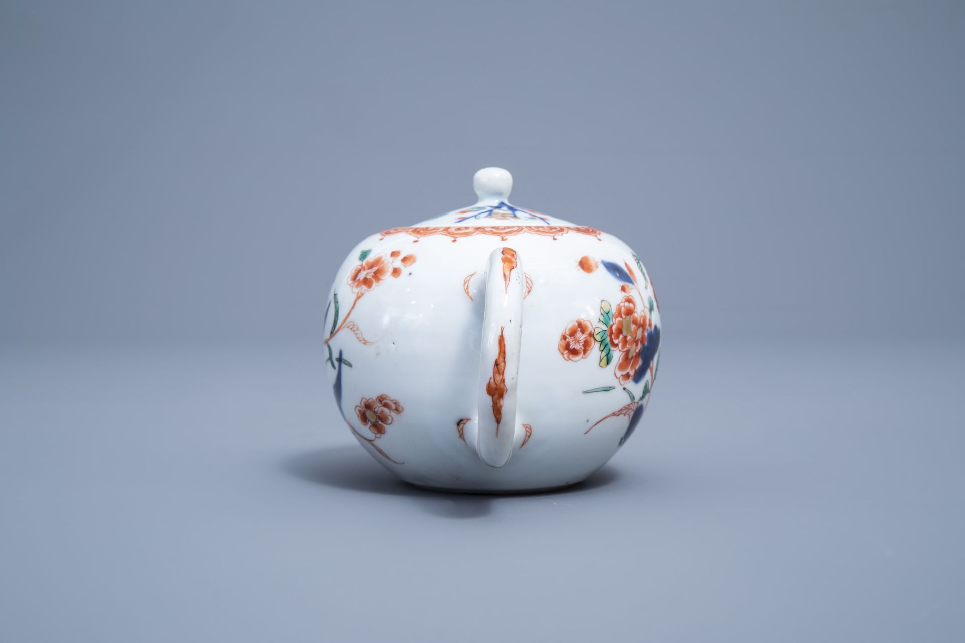 A Chinese verte-Imari teaopot and cover with floral design, Kangxi - Image 8 of 16