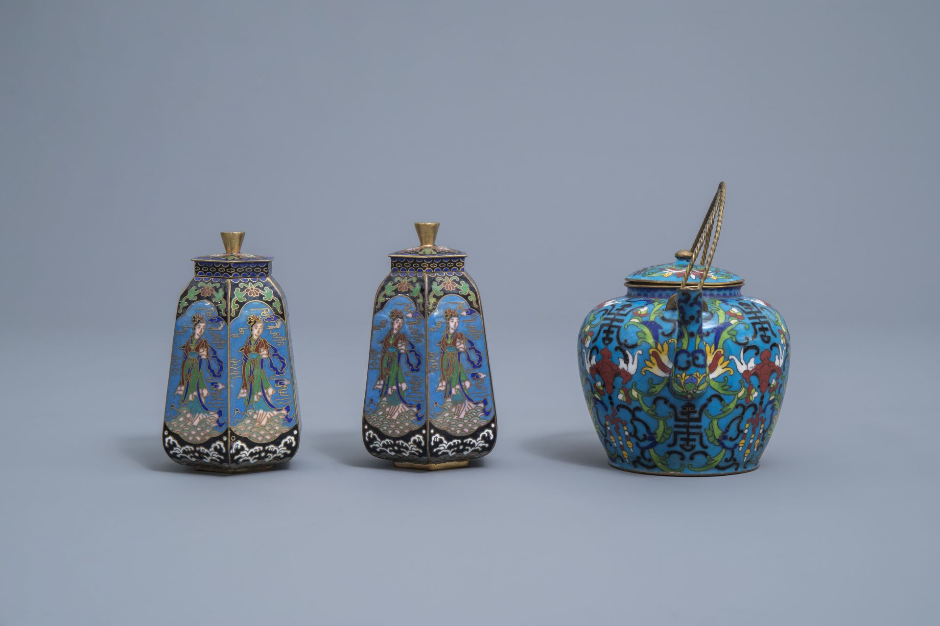 A varied and extensive collection of Chinese cloisonne vases, a teapot and a dish on foot, 20th C. - Image 25 of 27