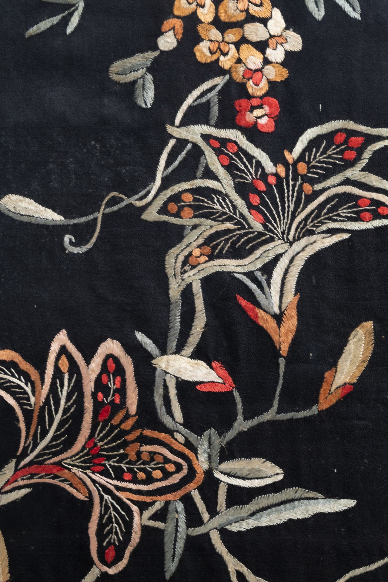 Two Chinese embroidered silk panels with floral designs, 19th/20th C. - Image 6 of 7