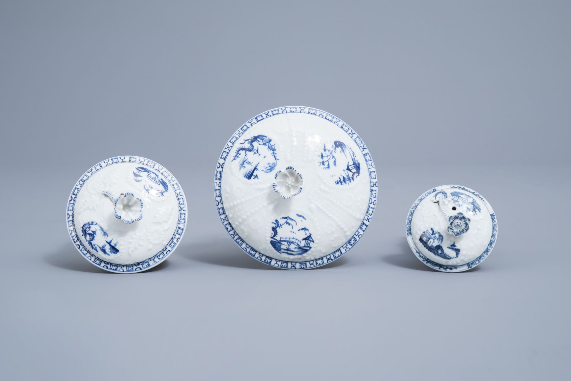 An English 22-piece blue and white Lowestoft creamware 'Hughes' coffee and tea service, 18th C. - Image 36 of 38