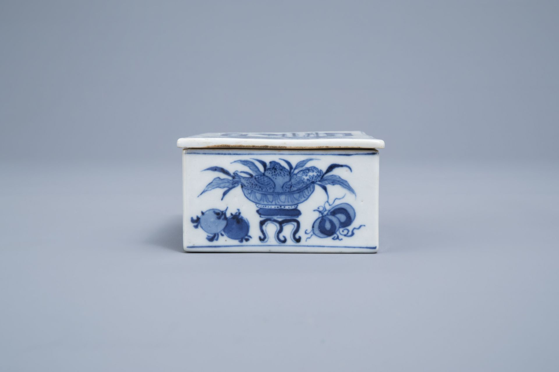 A rectangular Chinese blue and white box and cover with antiquities, 19th C. - Image 5 of 9