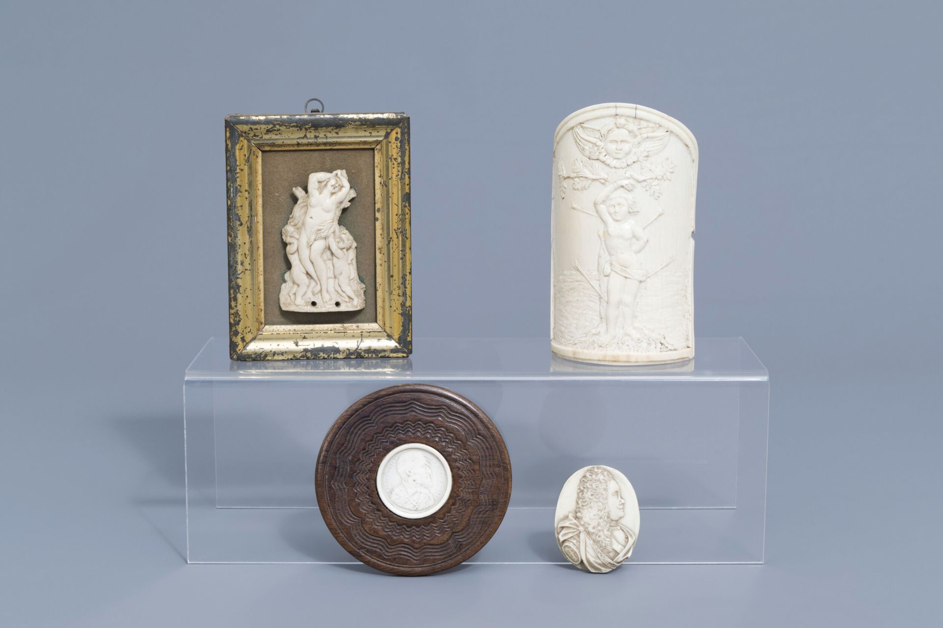 Two French ivory portrait medallions and two pax christi, 19th/20th C.