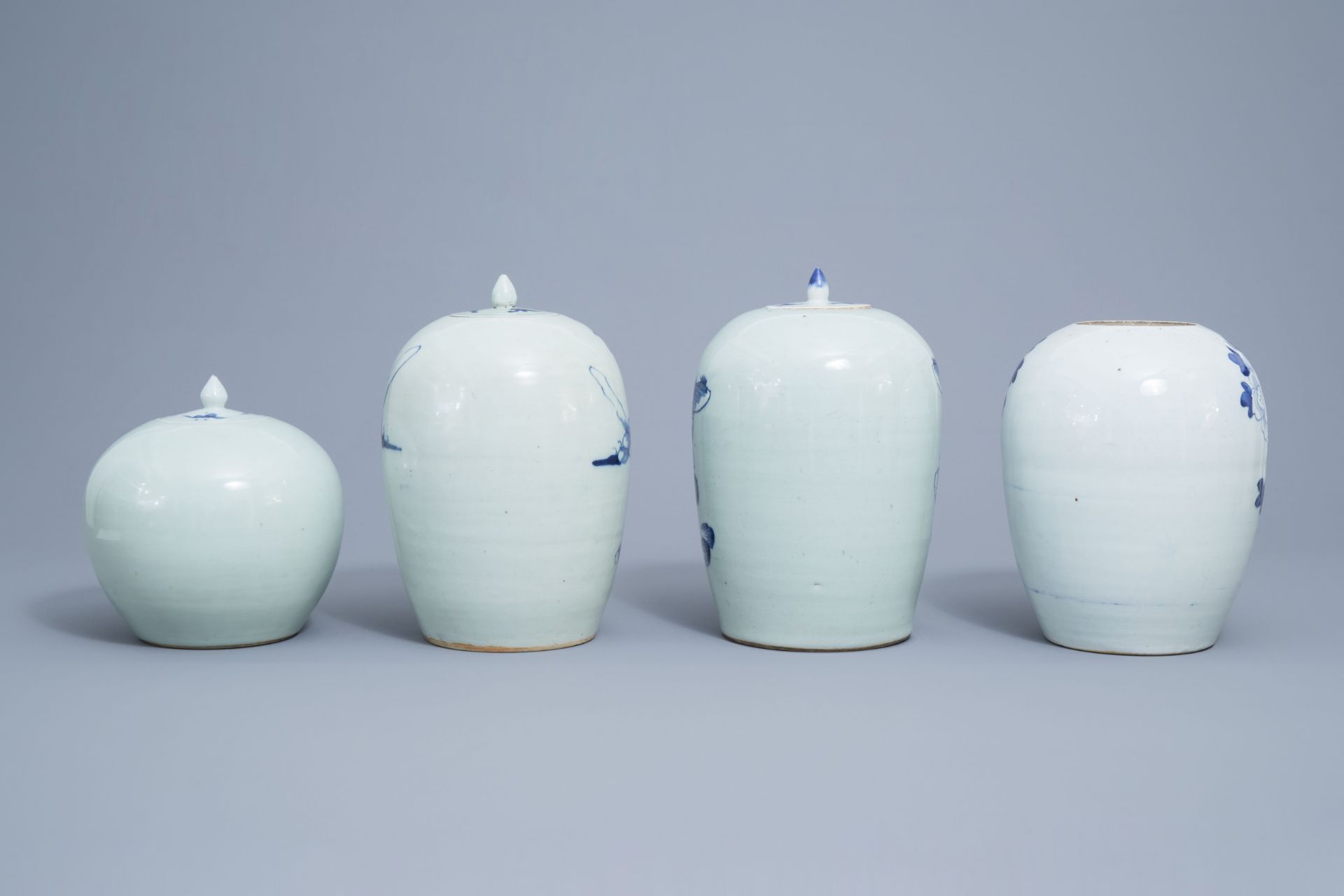 Four various Chinese blue, white and celadon ginger jars and jars and covers, 19th/20th C. - Image 3 of 8