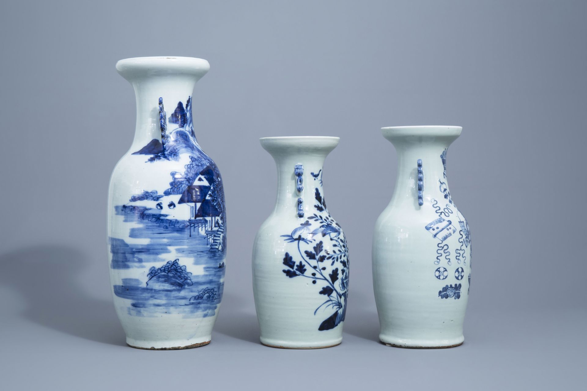A Chinese blue and white landscape vase and four celadon vases, 19th/20th C. - Image 3 of 13
