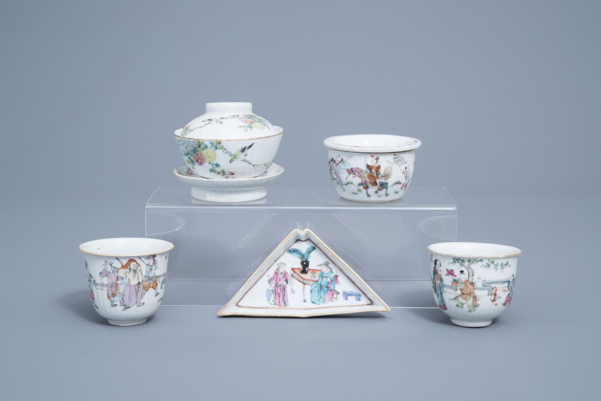 A Chinese five-piece famille rose tea service, 19th/20th C.