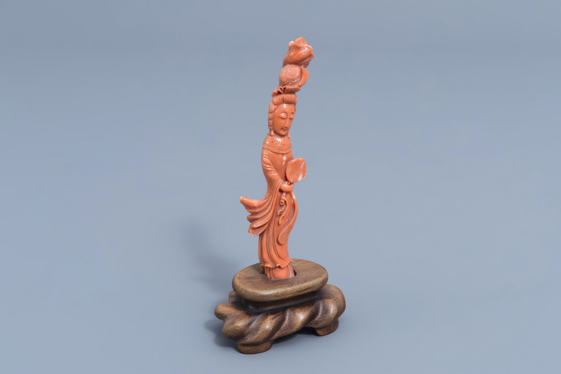 A Chinese carved red coral figure of a lady, 19th/20th C. - Image 2 of 8