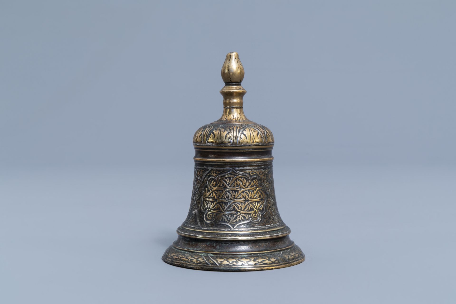 An Islamic silver inlaid bronze table bell, 17th/18th C. - Image 3 of 7