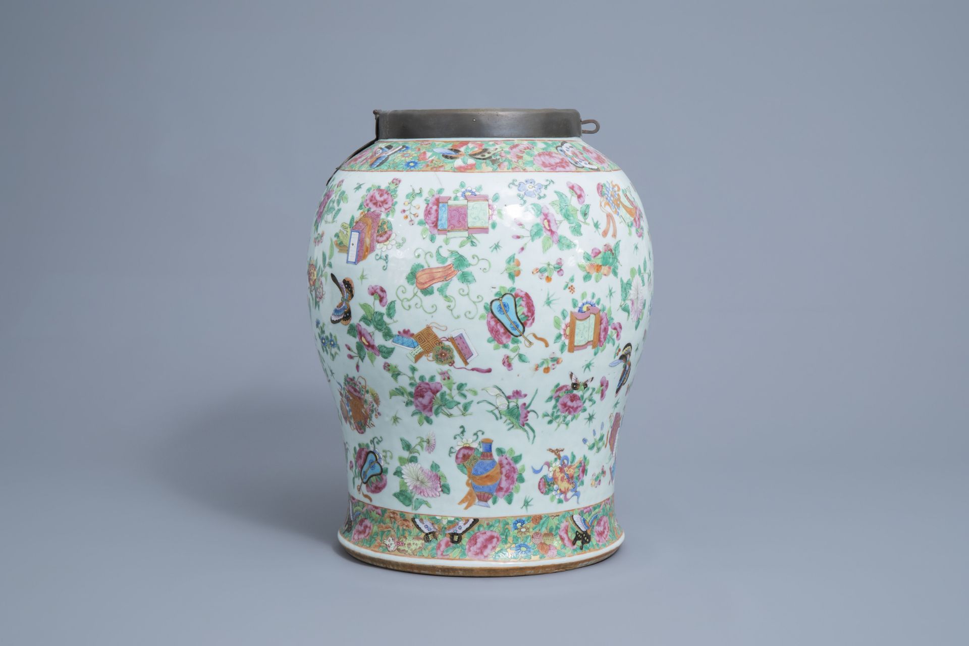 A large Chinese Canton famille rose vase and cover with antiquities, 19th C. - Image 3 of 13