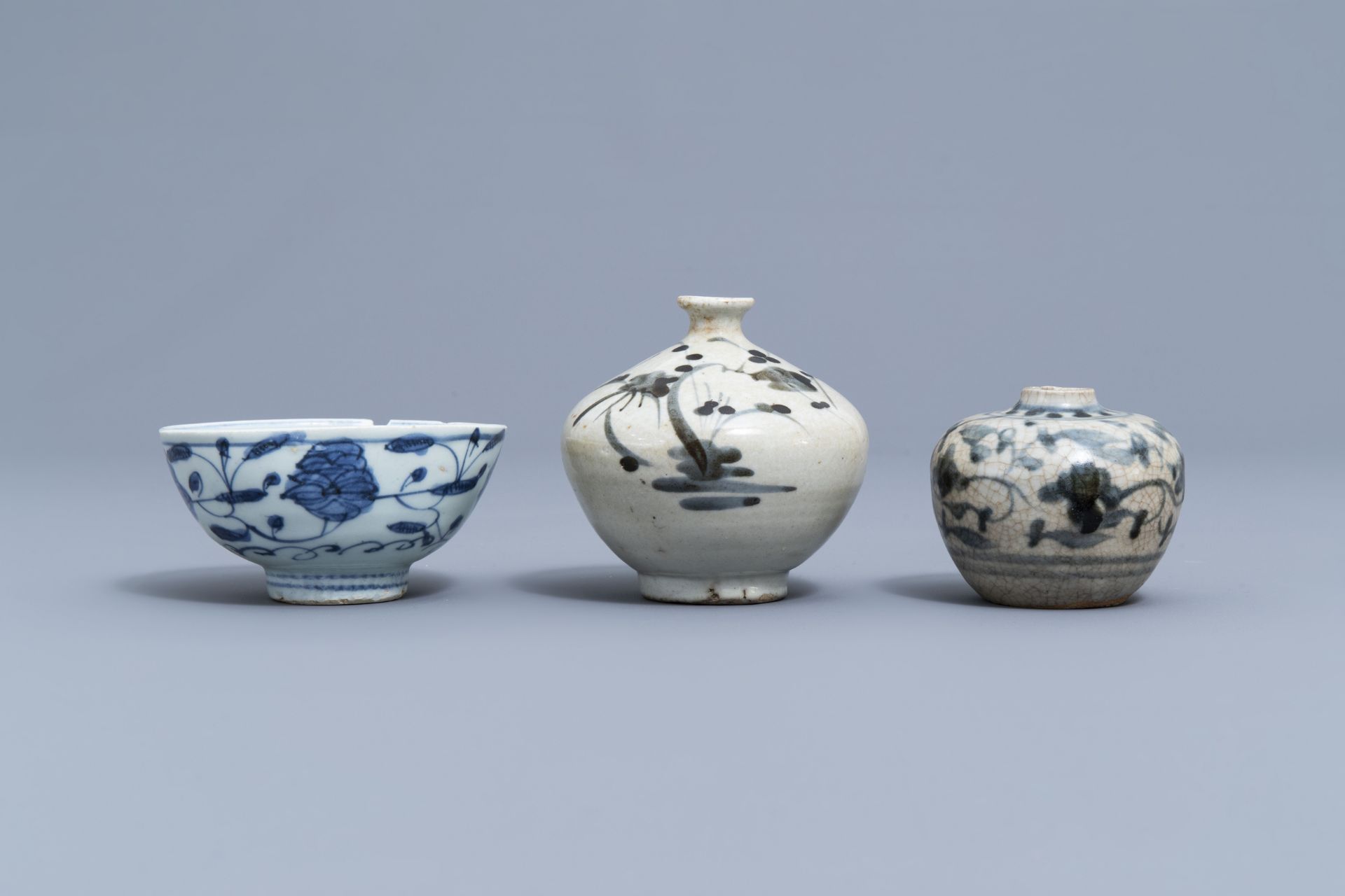 A varied collection of Chinese blue, white and celadon porcelain, Ming and later - Image 15 of 38