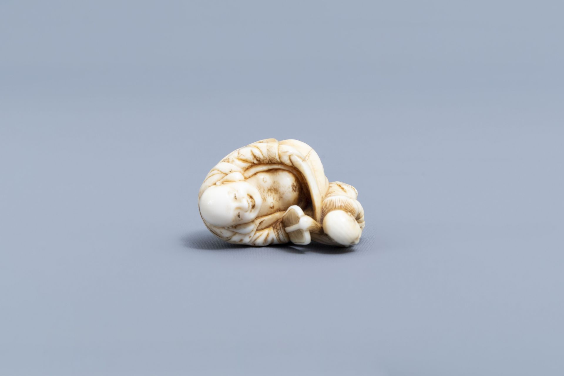 A Japanese ivory netsuke of a laughing Buddha with his servant, signed Shinsai, Edo - Image 7 of 9