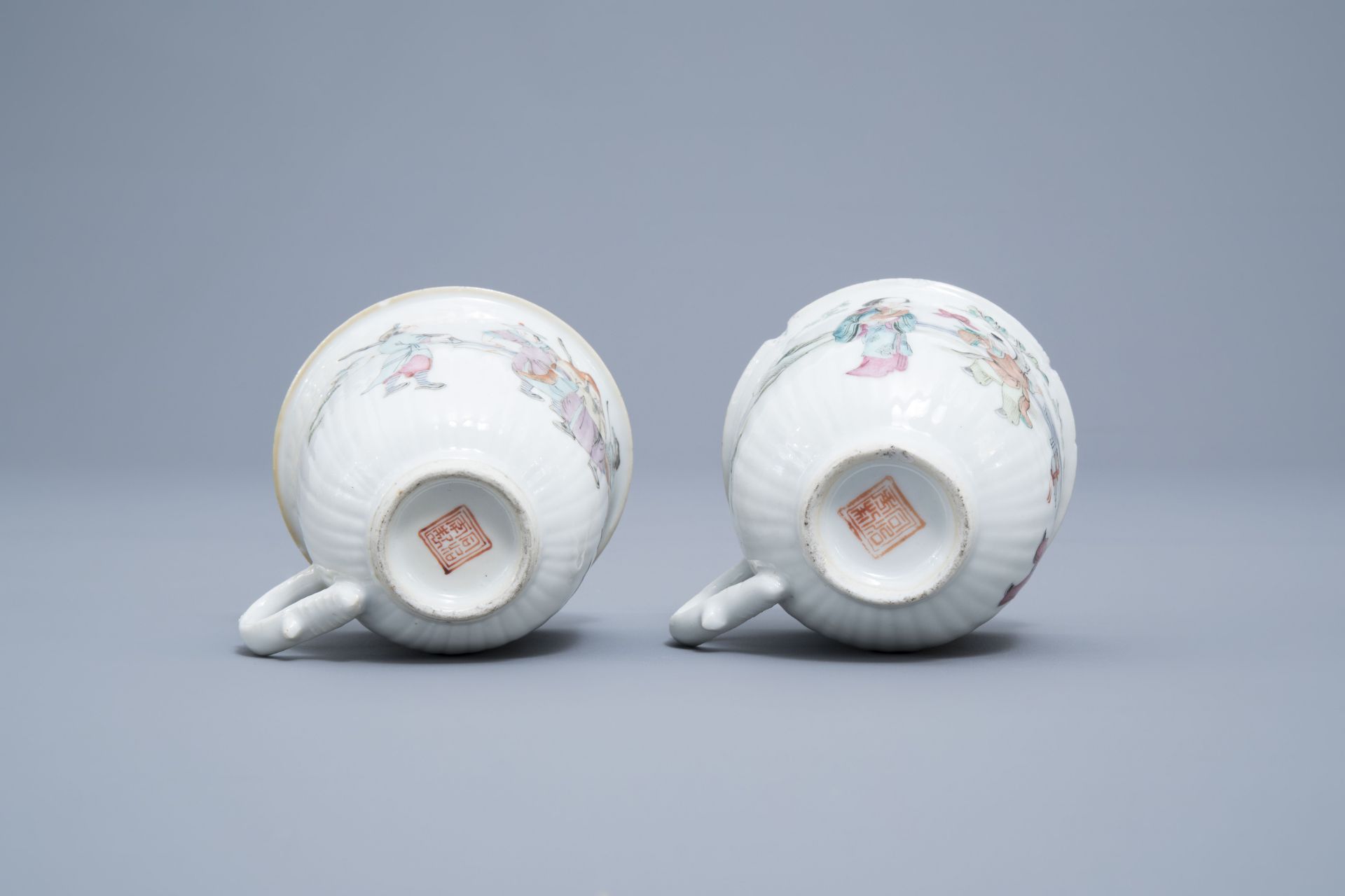 A Chinese five-piece famille rose tea service, 19th/20th C. - Image 7 of 16